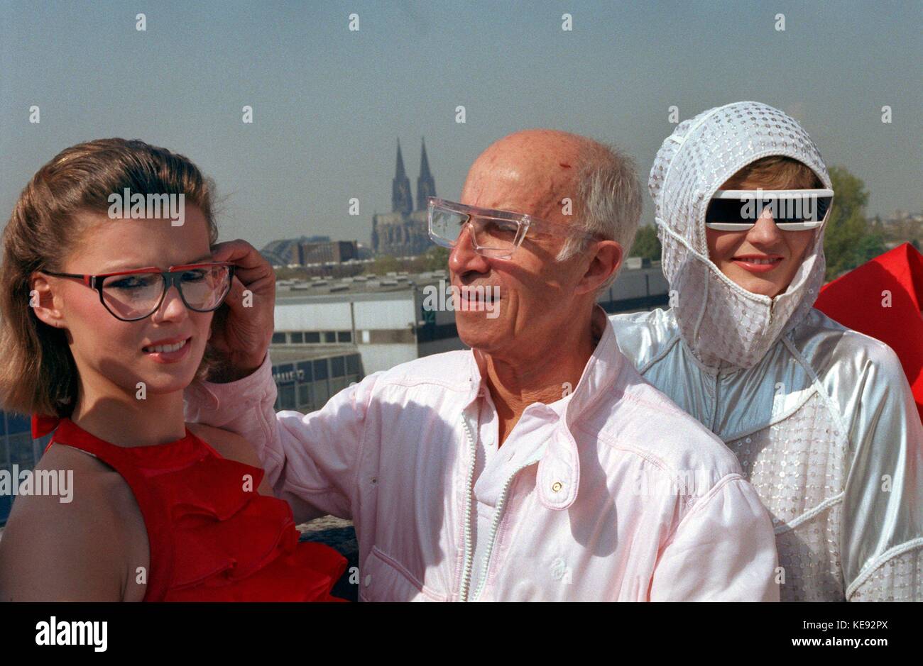 Couturier français André Courrèges présente sa nouvelle collection de  lunettes extravagantes au fashion fair le 30 avril 1988 à Cologne  (nord-Westphalie, Allemagne). Dans le monde d'utilisation | Photo Stock -  Alamy