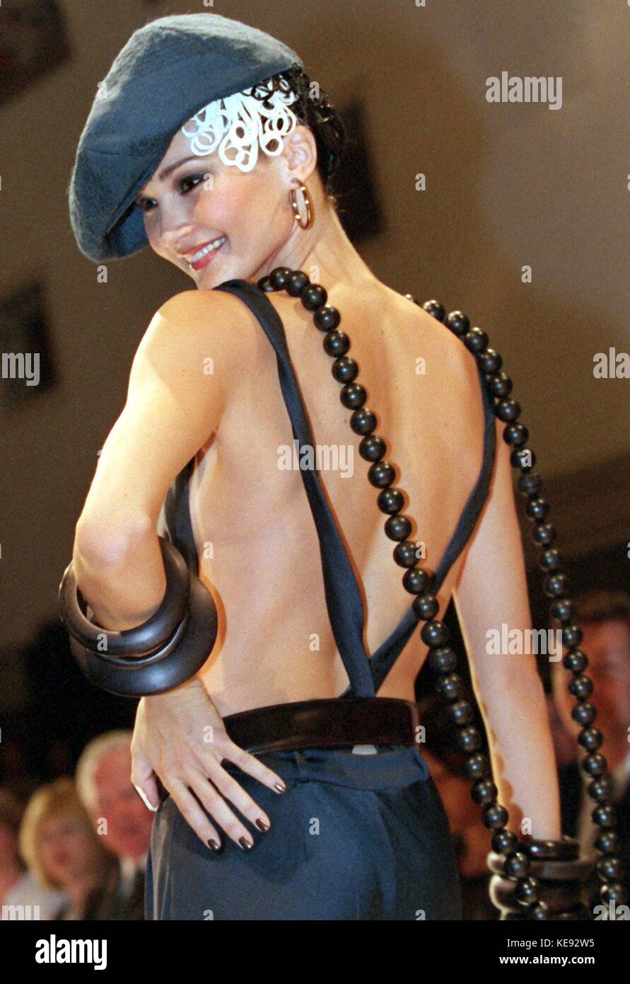 Un modèle est à peine habillé à un défilé de Christian Dior le 14 septembre 1999 à Munich (Bavière, Allemagne). Dans le monde d'utilisation | Banque D'Images