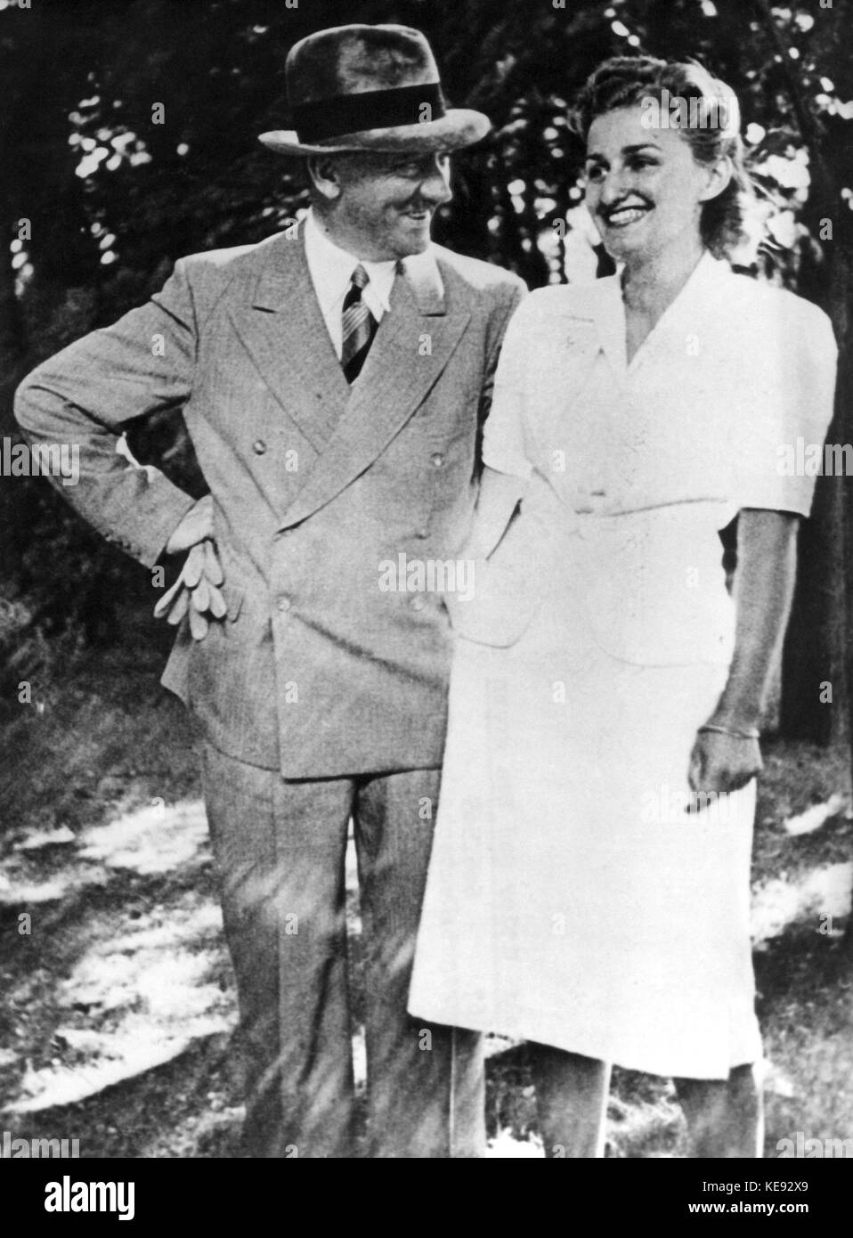 Le dirigeant national-socialiste Adolf Hitler avec sa conjointe de fait Eva Braun (photo non datée). | utilisation dans le monde entier Banque D'Images