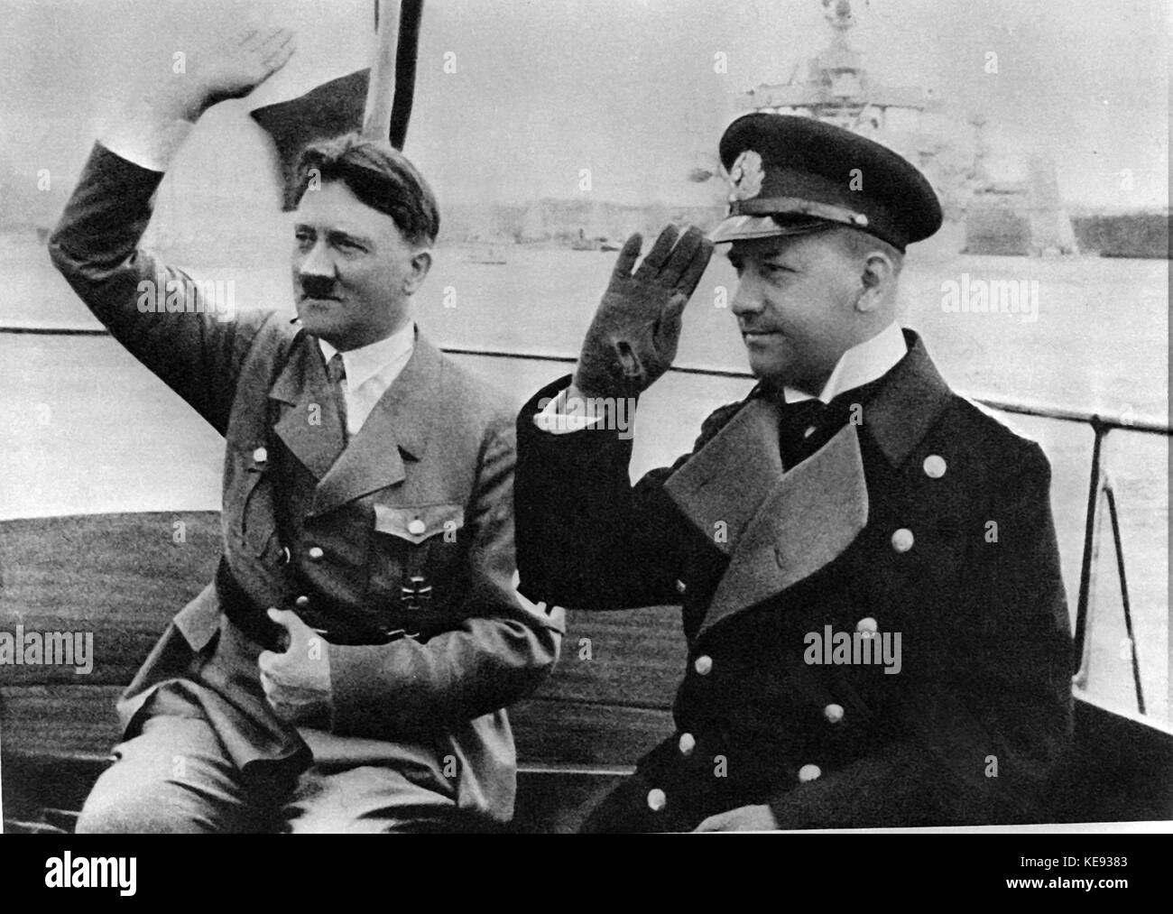 Chancelier Adolf Hitler (l) et l'amiral Erich Raeder visiter la flotte allemande (sans date). Dans le monde d'utilisation | Banque D'Images