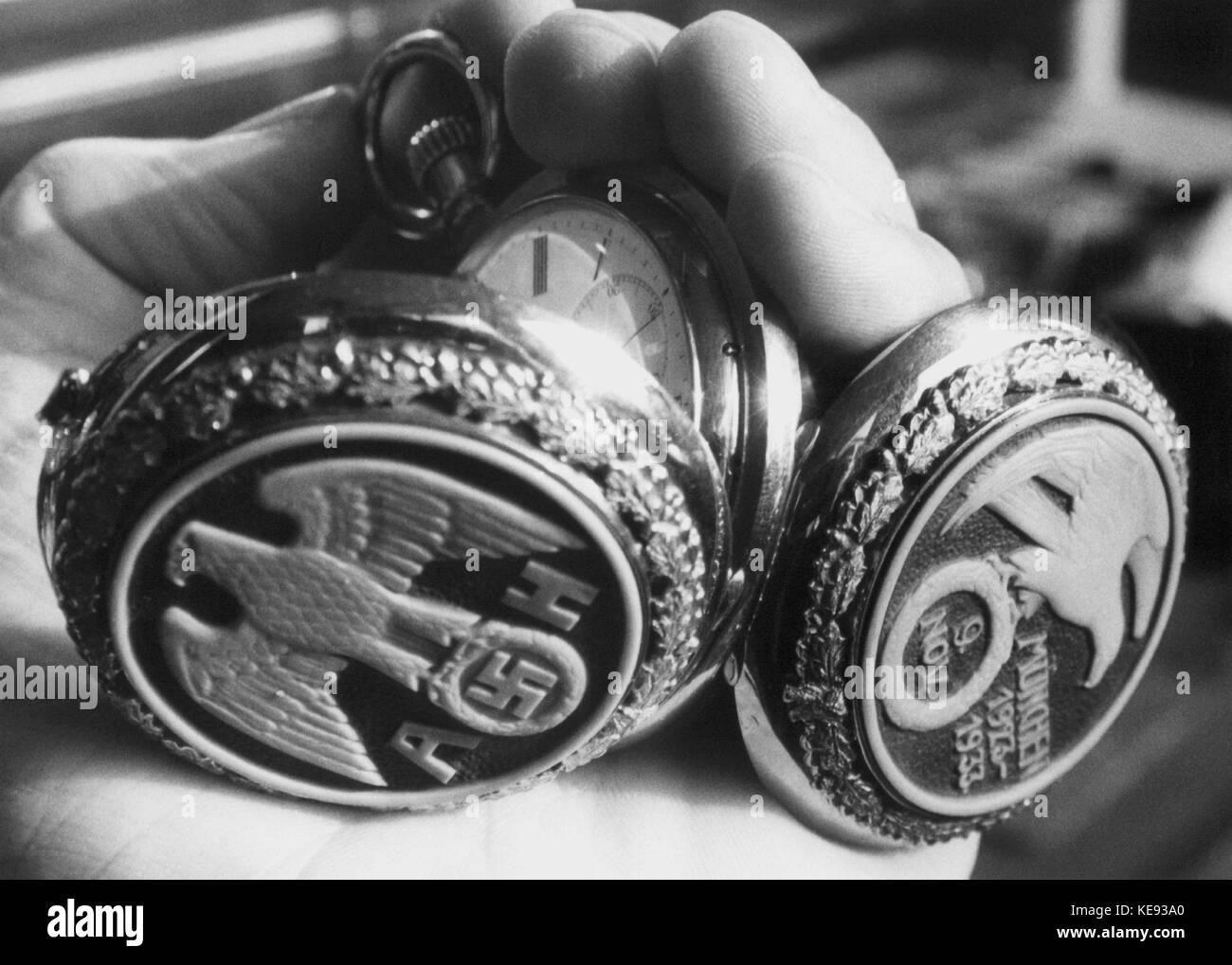 11-08-1990 cette montre de poche dorée, cadeau de l'ancien Reichsleiter Martin Bormann à Adolf Hitler, est appelée à la vente aux enchères d'automne de Hermann Historica à Munich avec 40 000 Marks. La montre a été conçue par A. Lange & Söhne, Dresde. | utilisation dans le monde entier Banque D'Images