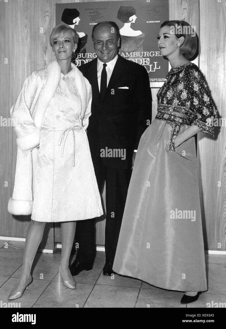 Le créateur de mode français Pierre Balmain avec deux mannequins au bal de Hambourg (Allemagne) le 8 octobre 1965. | utilisation dans le monde entier Banque D'Images