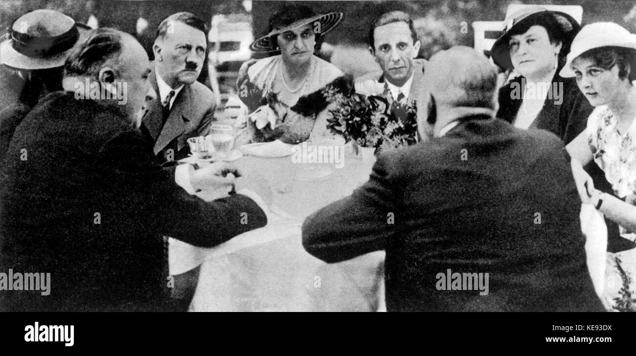 Joseph Goebbels (m, R) a invité les pressmen à prendre un thé dans le jardin. Adolf Hilter (m, l) a également pris part à la conversation. | utilisation dans le monde entier Banque D'Images