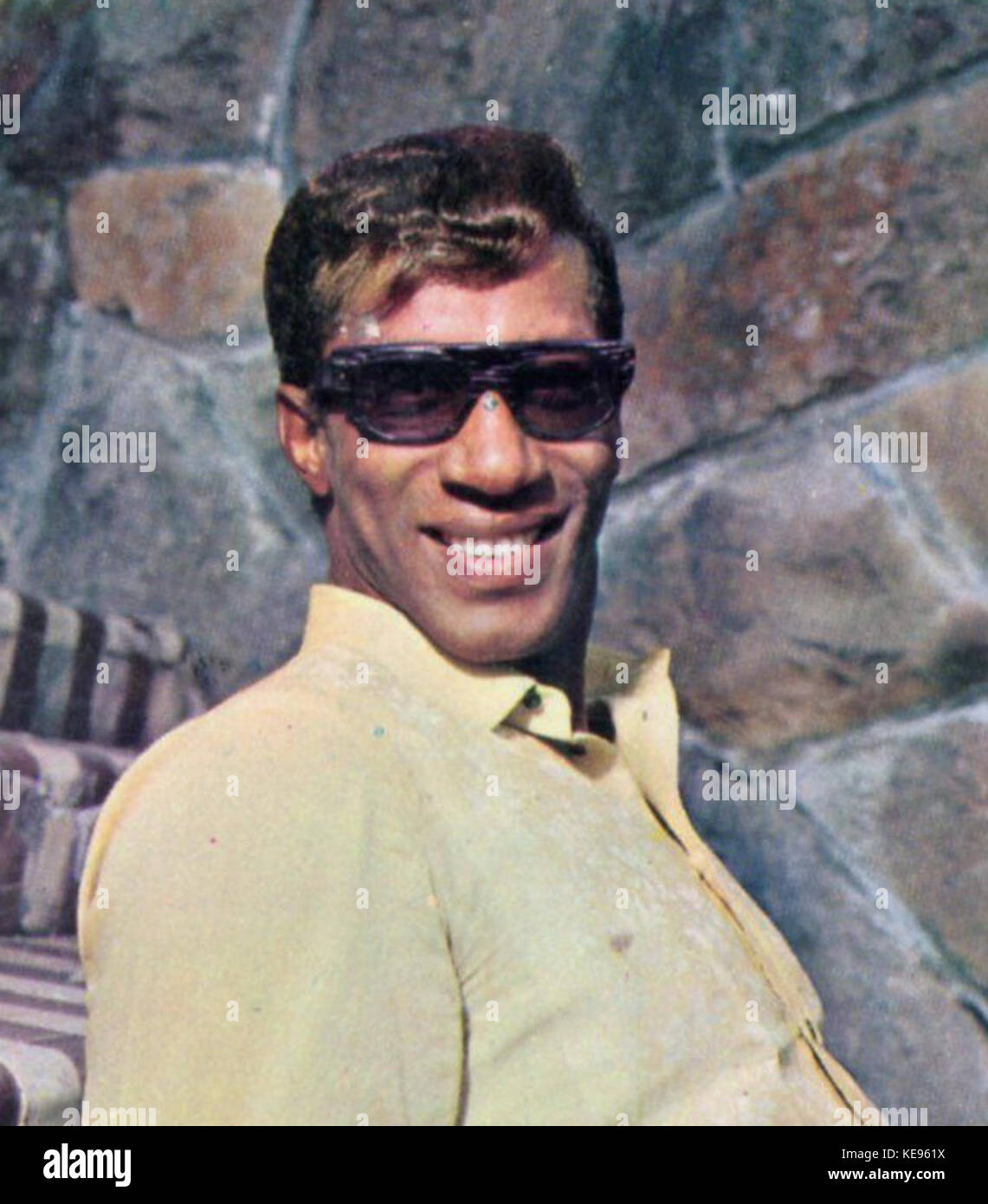 Une photographie de Rocky Roberts, un chanteur américain connu pour ses contributions au rythme, au blues et à la musique soul, mettant en valeur son image emblématique dans les années 1960 Banque D'Images