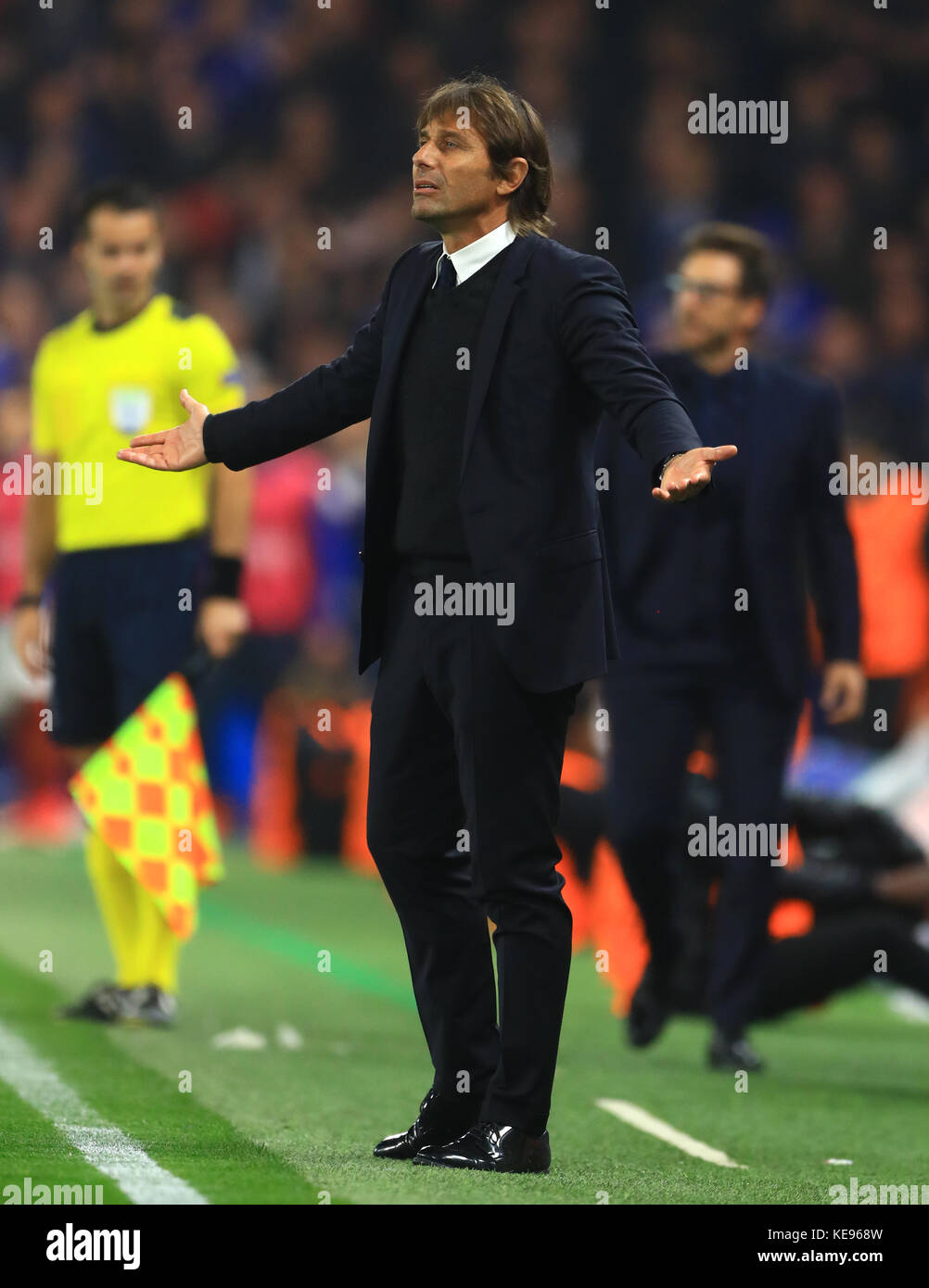 Antonio Conte, le directeur de Chelsea, se charge de la ligne de contact lors du match du groupe C de la Ligue des champions de l'UEFA au Stamford Bridge à Londres. Banque D'Images