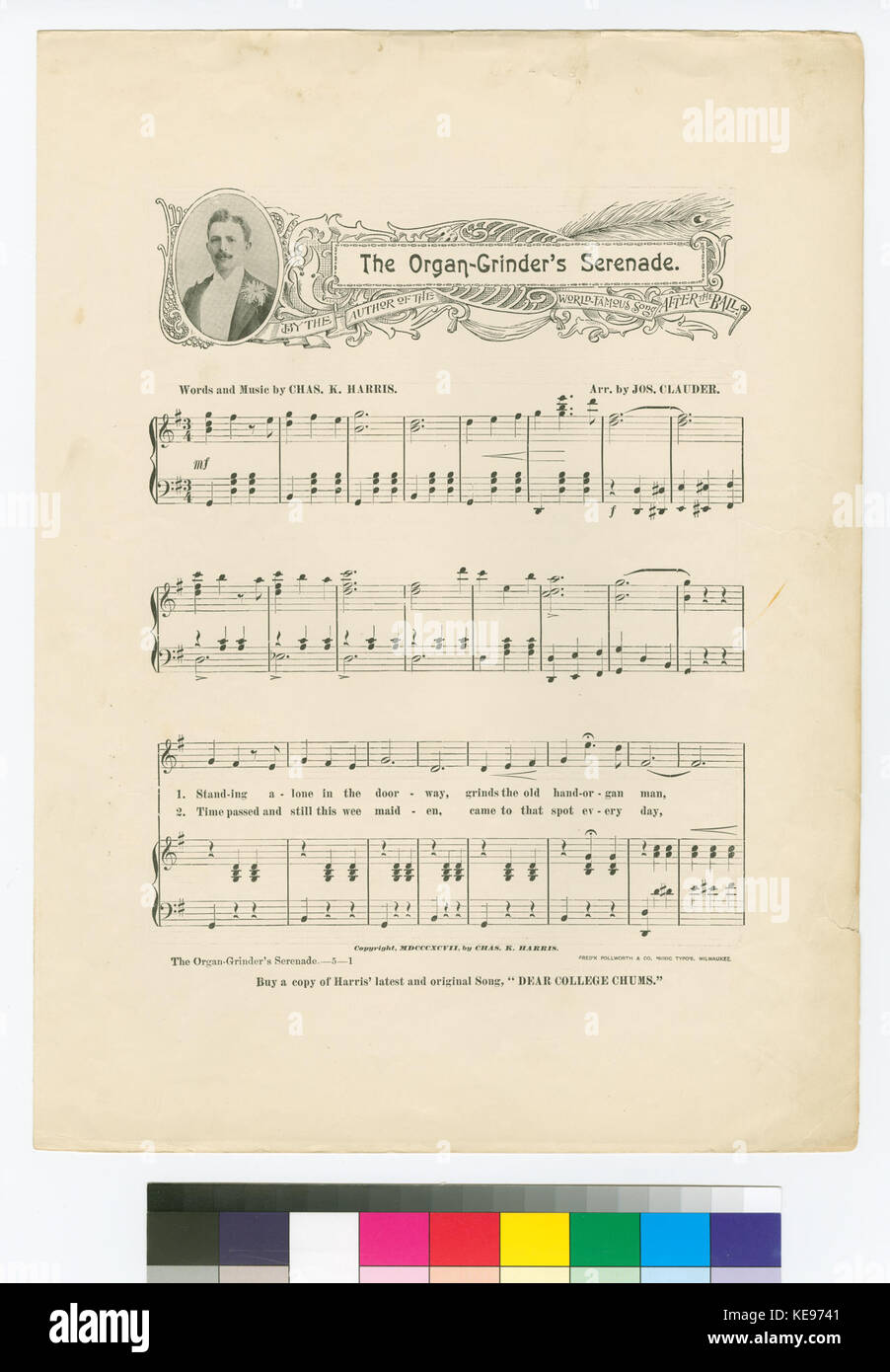 Cette photographie vintage capture un moulin d'orgue jouant « la sérénade du moulin d'orgue », une mélodie populaire de l'époque, mettant en valeur la culture du divertissement de rue. Banque D'Images