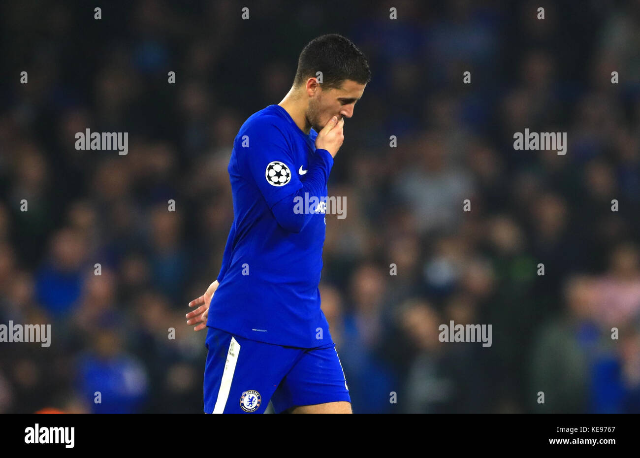 Eden Hazard de Chelsea réagit abattu lors du match du groupe C de la Ligue des champions de l'UEFA à Stamford Bridge, Londres. Banque D'Images