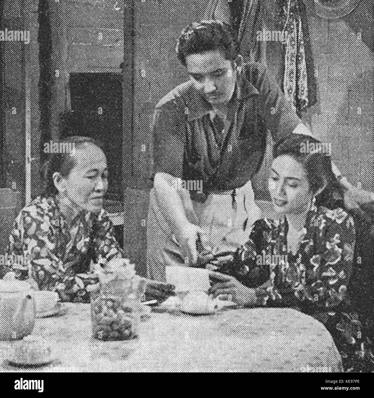 Mak Roos, S Bono et Ermina Zaenah dans Bintang Baru, le cinéma Varia 1.6 (mai 1954), p7 Banque D'Images