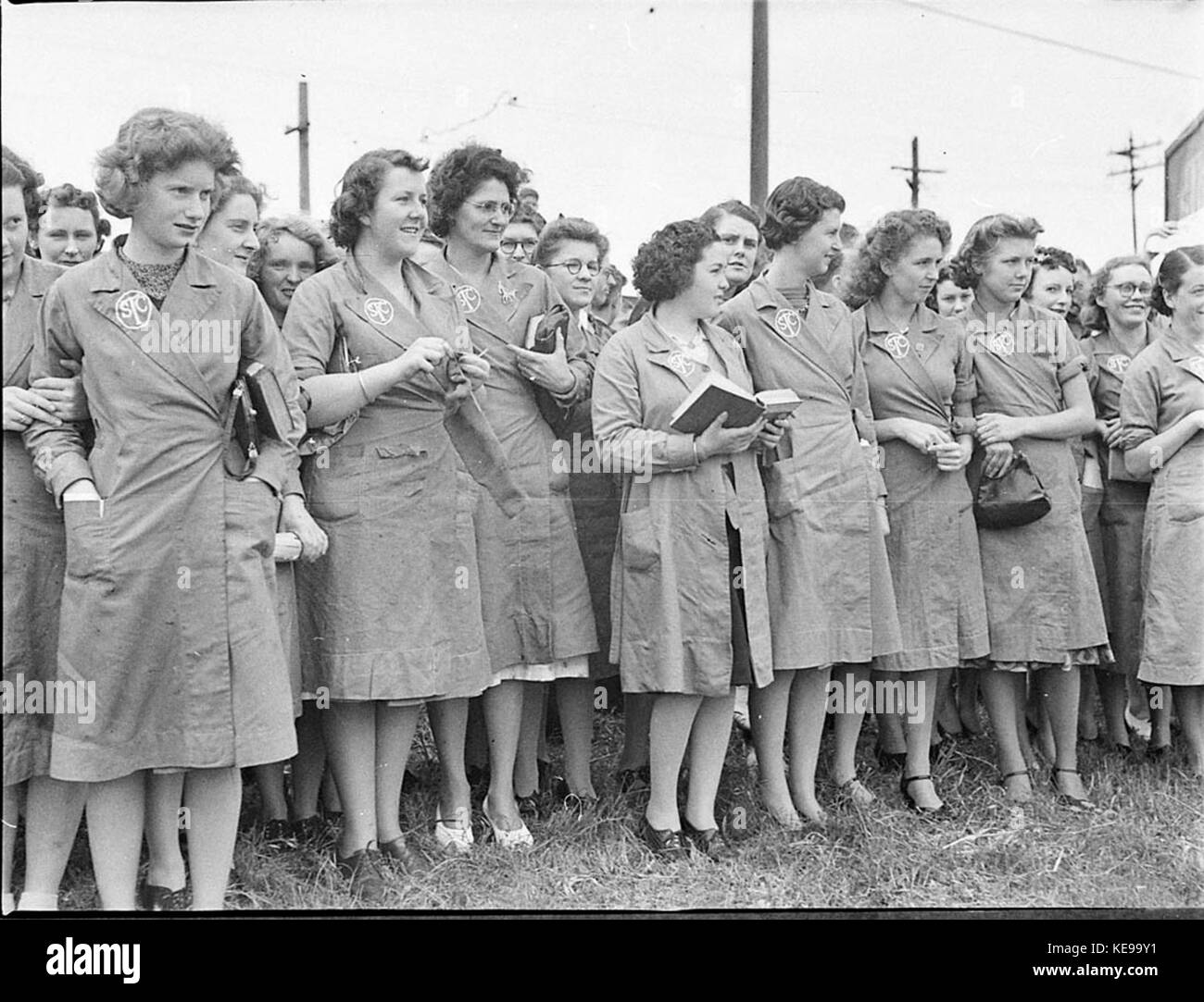 34196 Présentation d'ambulance par le personnel de câbles téléphoniques standard Banque D'Images