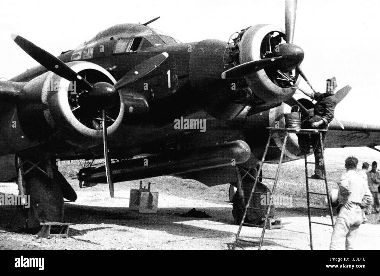 Le Savoia Marchetti SM.79bis est un avion trimoteur italien utilisé pendant la seconde Guerre mondiale. Il a servi principalement comme bombardier, avion de transport et avion de reconnaissance. Connu pour sa forme distinctive, il comportait une soute à bombes et pouvait transporter diverses charges utiles. Sa polyvalence en a fait l'un des avions les plus réussis de l'armée de l'air italienne pendant la guerre. Banque D'Images