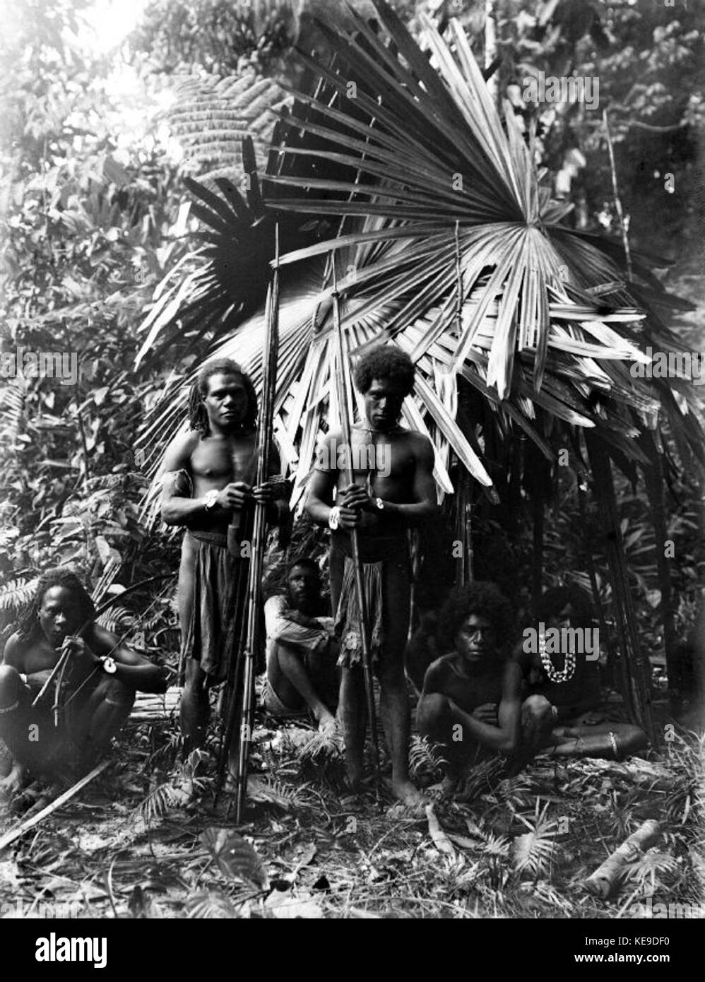 Portrait de groupe devant d'une hutte faite de feuilles de palmier Collectie stichting Nationaal Museum van Wereldculturen TM 10010303 Banque D'Images