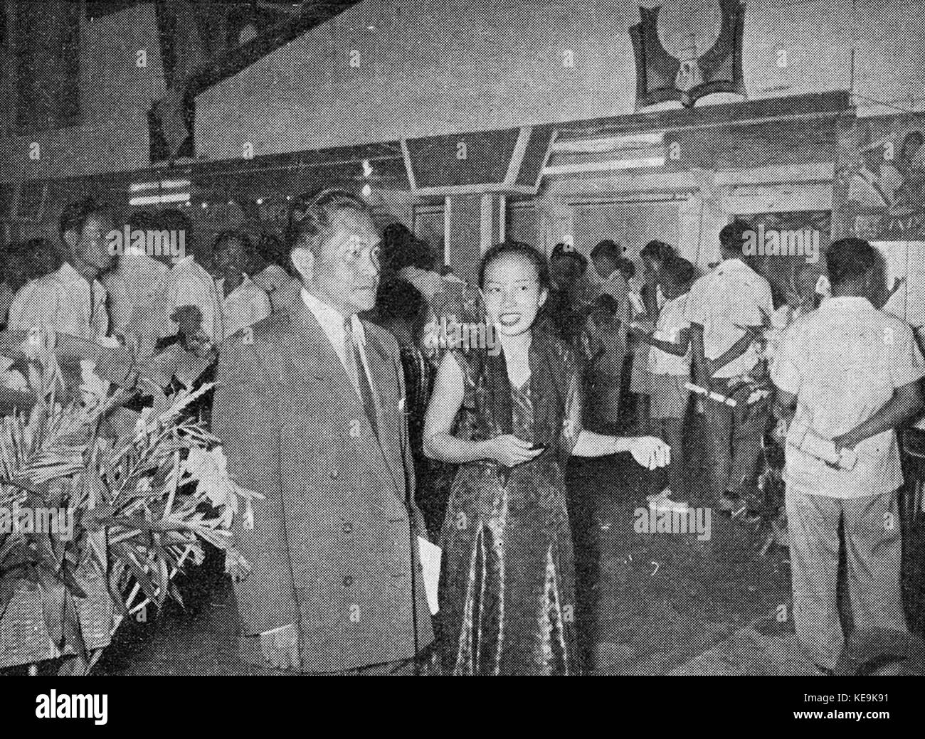 Ministre des affaires étrangères avec Sunarjo Harijati Tambahan Sri Siagian, dan Pembetulan 1954 Indonésie Pekan Buku, p48 Banque D'Images