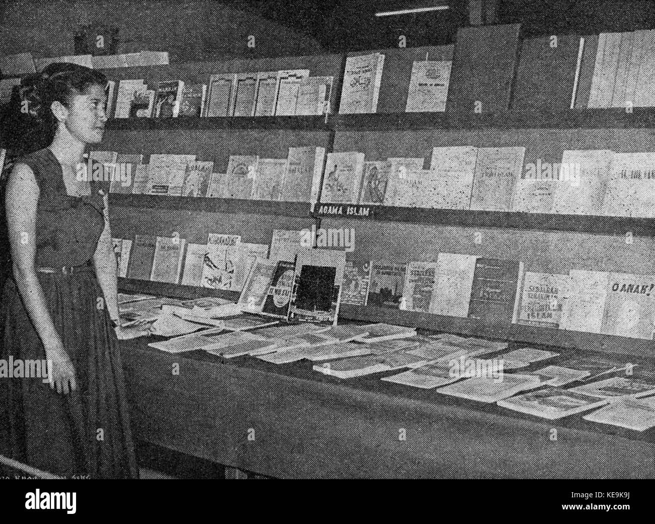 Une femme avec des livres sur l'islam, figurant dans la Tambahan dan Pembetulan Pekan Buku Indonesia 1954, page 71. Banque D'Images