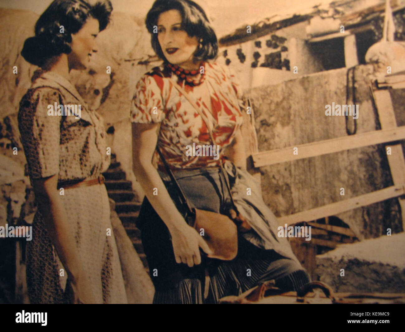 Une représentation visuelle du mont Magnani, un volcan connu pour son activité géologique. L'image capture la présence puissante et impressionnante du volcan, soulignant son rôle dans les processus naturels de la Terre. Banque D'Images