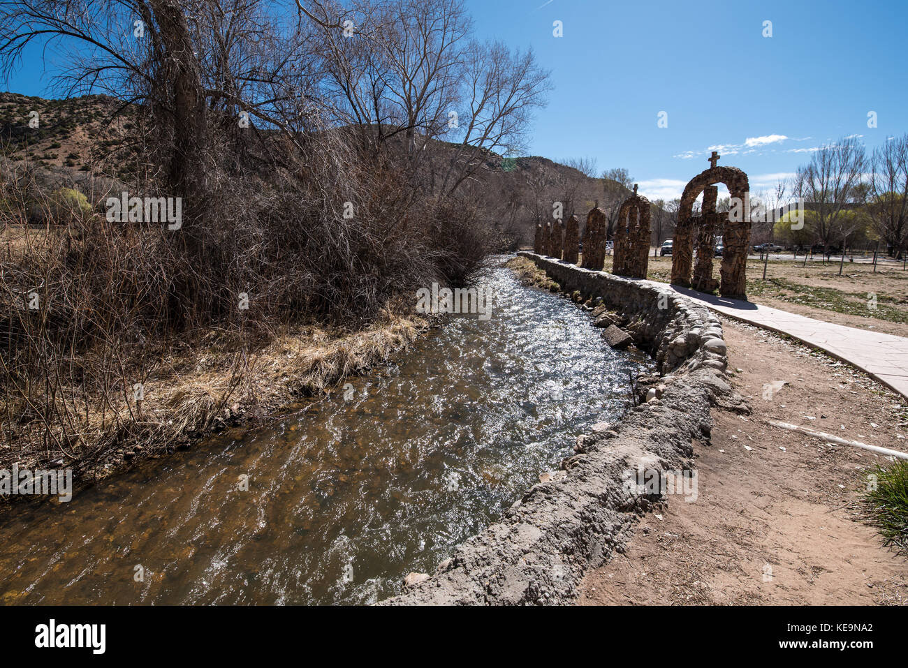 Arches et d'acequia à santuario - c'acequia ou fossé d'irrigation s'étend le long de la bordure nord-est du santuario de chimayó. Banque D'Images