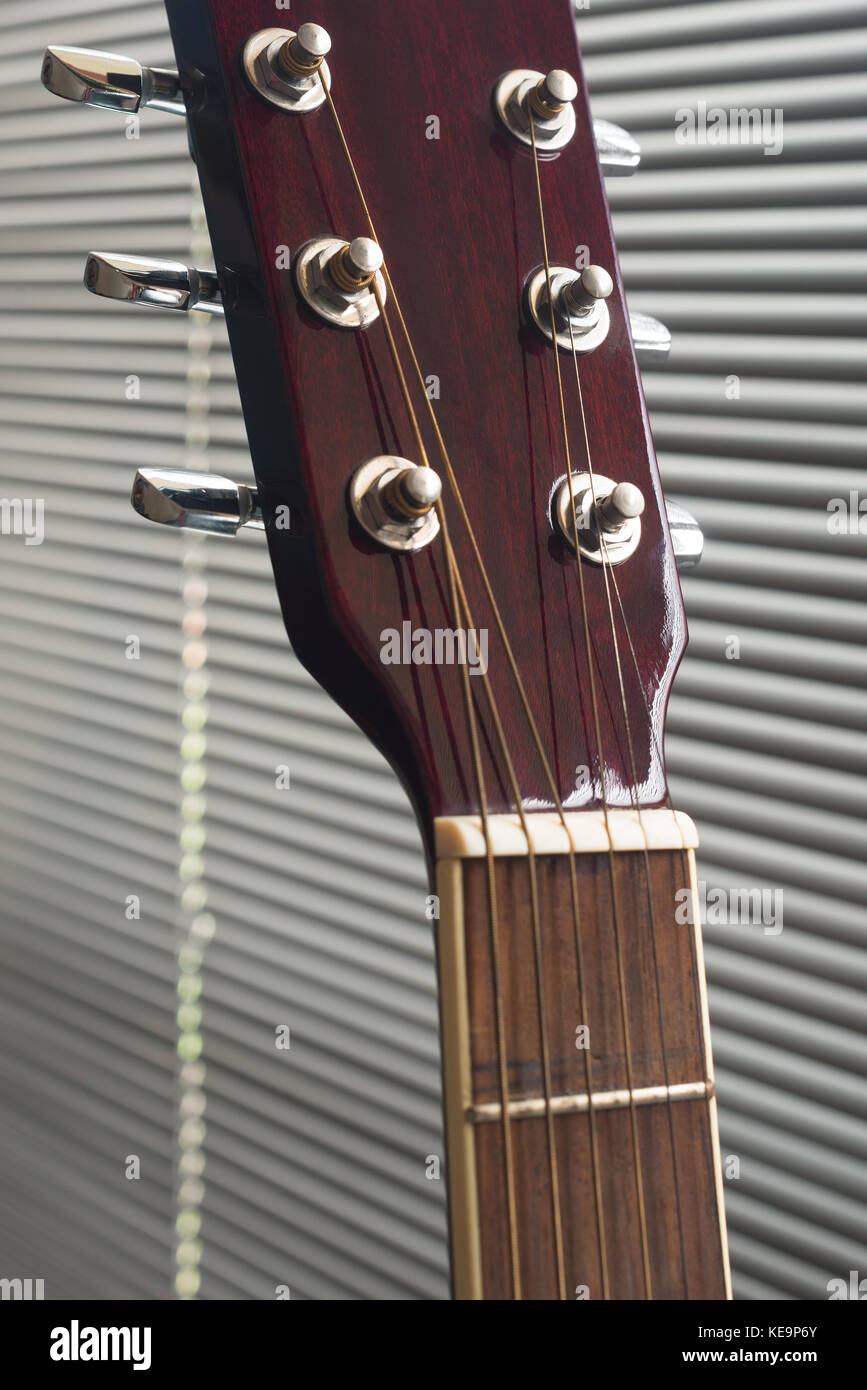 Fermer jusqu'à l'aide des touches de réglage d'une guitare acoustique Photo  Stock - Alamy