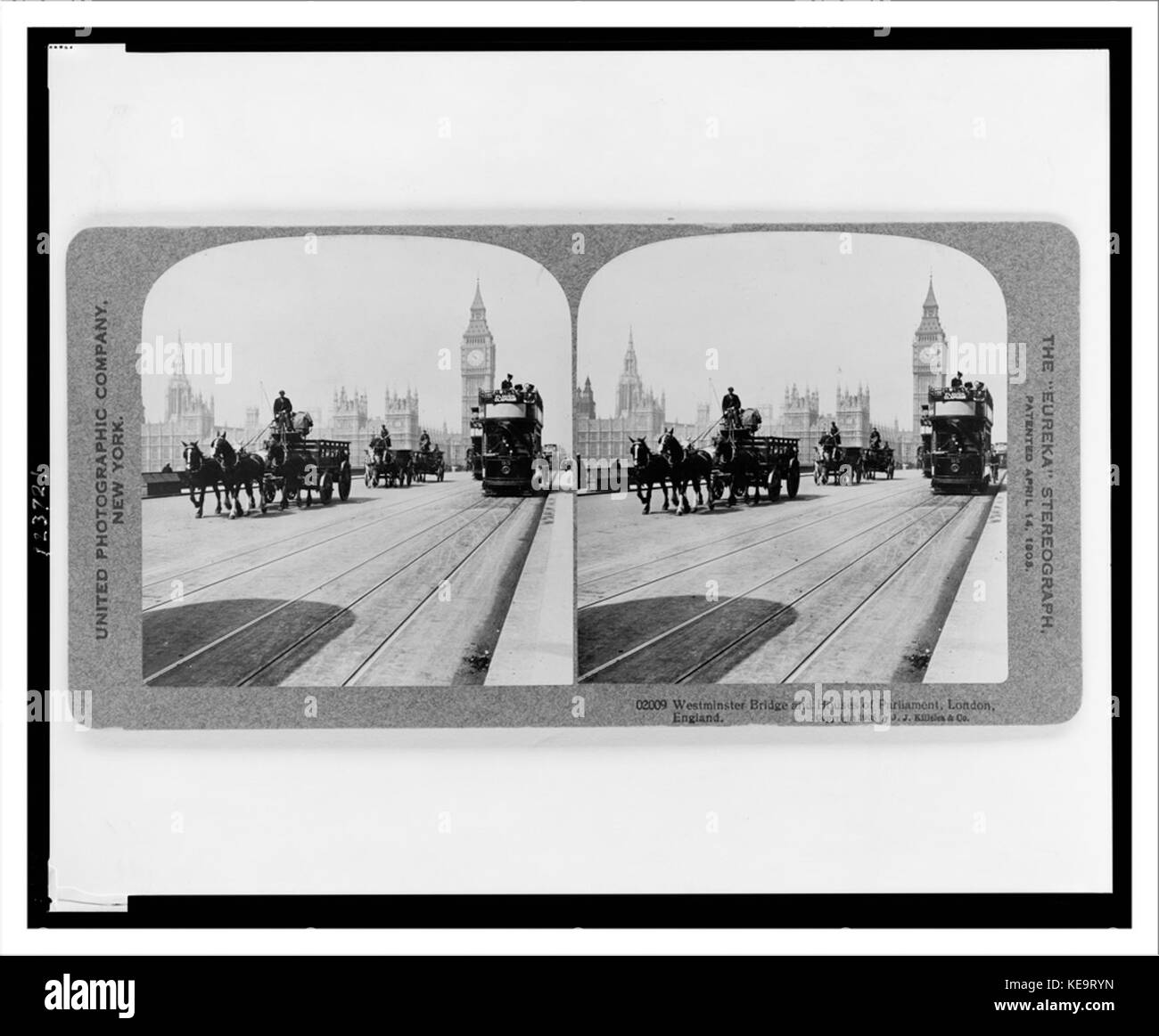 Cette image historique capture le pont de Westminster et les chambres du Parlement à Londres, en Angleterre, vers 1909, mettant en valeur les monuments emblématiques dans le contexte de la vie et de l'architecture britanniques du début du XXe siècle. Banque D'Images