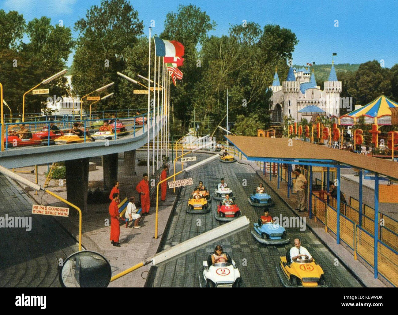 Cette photographie de 1965 représente Edenlandia, un parc d'attractions. L'image reflète la conception du parc et son statut de destination populaire dans les années 1960 Banque D'Images