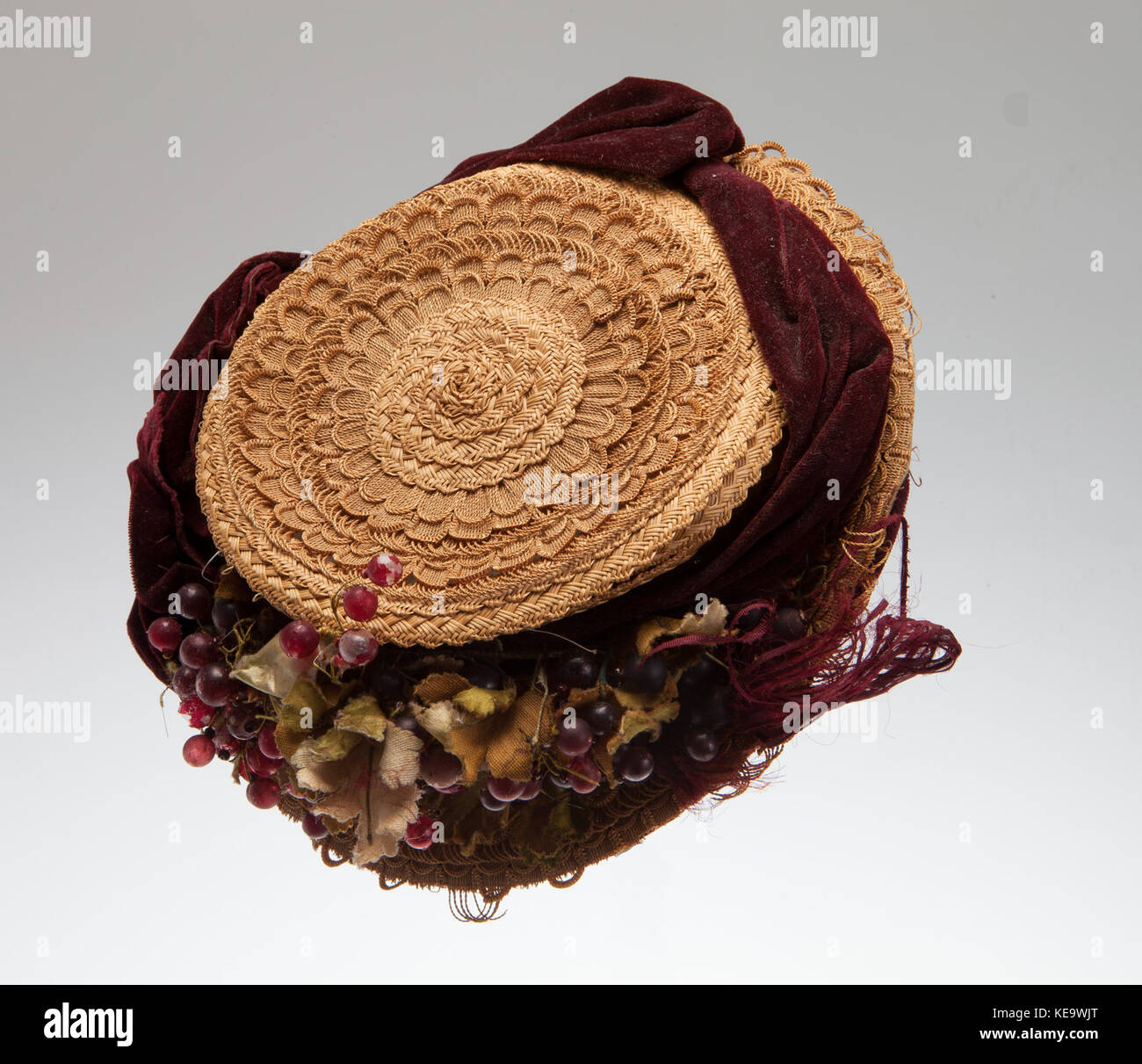 Woman's Straw Boater Hat avec des raisins Banque D'Images