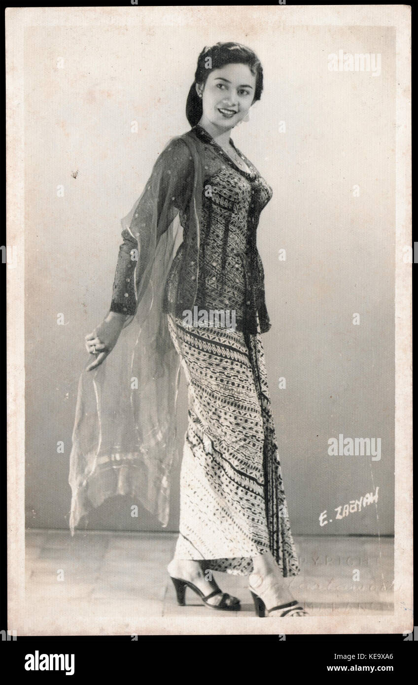 Portrait d Zaenah c 1955 (full body) avant restauration Banque D'Images
