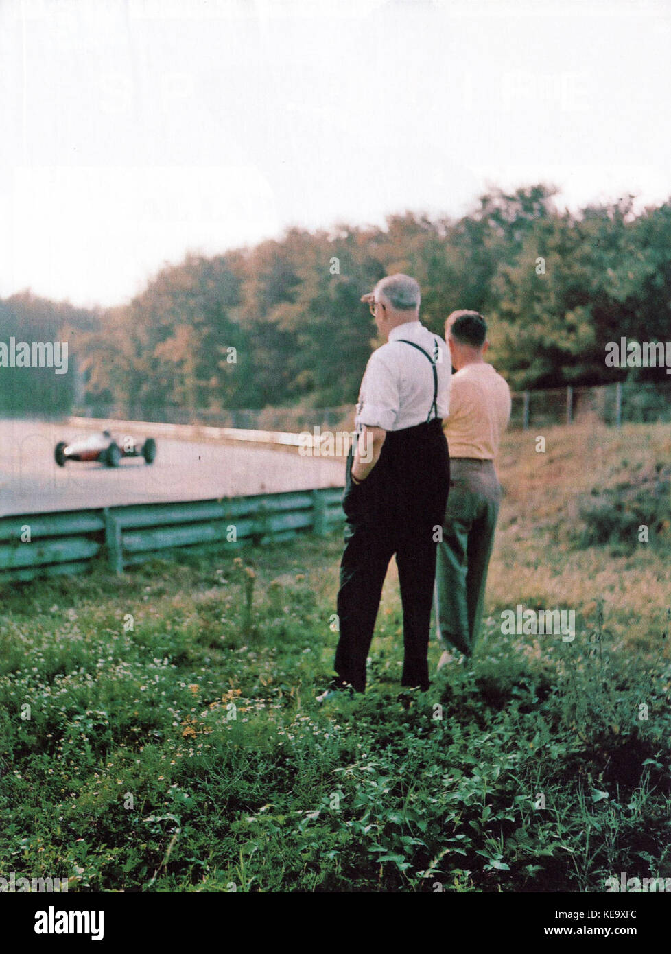 Cette image historique capture une séance d'essais de la Scuderia Ferrari à Monza, en 1962, avec Enzo Ferrari supervisant les essais des voitures Ferrari. L'image reflète le dévouement de Ferrari à l'excellence du sport automobile au cours des années 1960 Banque D'Images