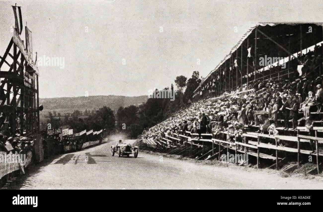 William Grover Williams, vainqueur du Grand Prix du Comminges 1928, est vu ici avec sa Bugatti T35C. La voiture était un concurrent clé dans le sport automobile du début du XXe siècle, réputée pour sa vitesse et son ingénierie. Banque D'Images