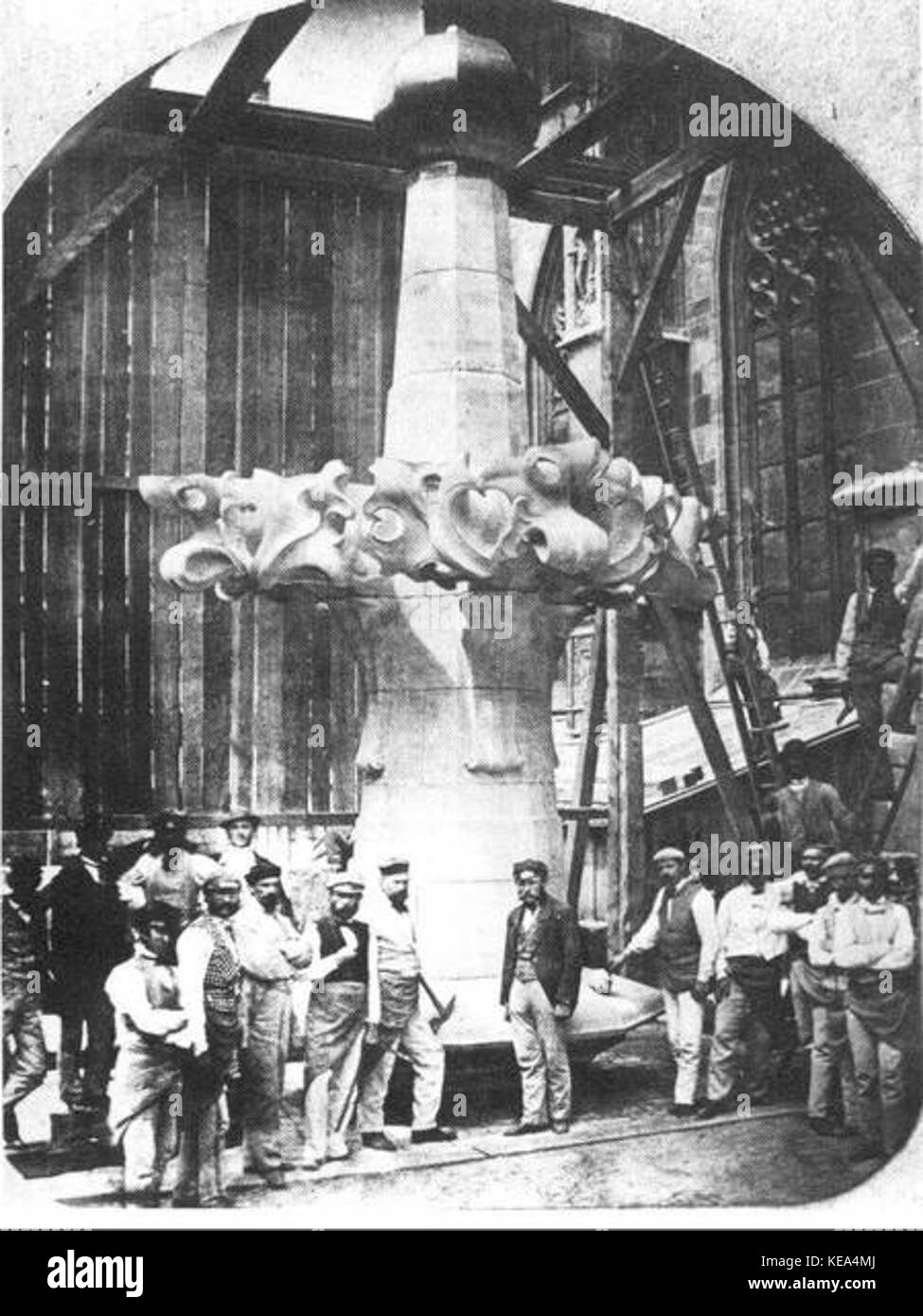 Cette photographie historique de 1863-64 montre la flèche de la tour de la cathédrale Stephansdom à Vienne, en Autriche. L'image met en évidence la conception architecturale et l'importance de la flèche en tant que point de repère dans l'horizon de la ville. Banque D'Images