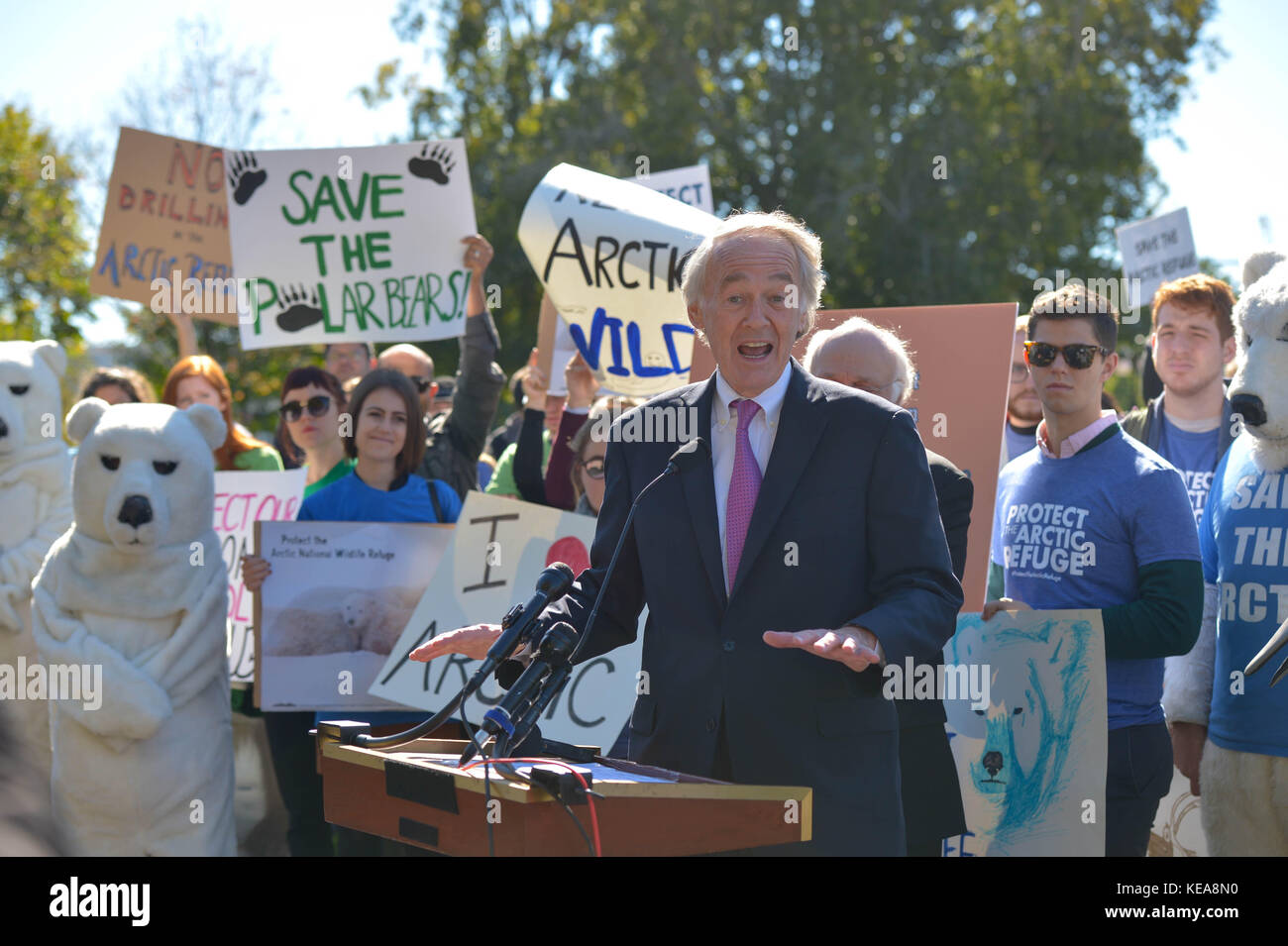 Le sénateur américain Ed Markey du Massachusetts, aux côtés de ses collègues sénateurs démocrates, prend la parole lors d'un rassemblement s'opposant au forage pétrolier et gazier dans le refuge national arctique sur la pelouse est du Capitole le 17 octobre 2017 à Washington, DC. Banque D'Images