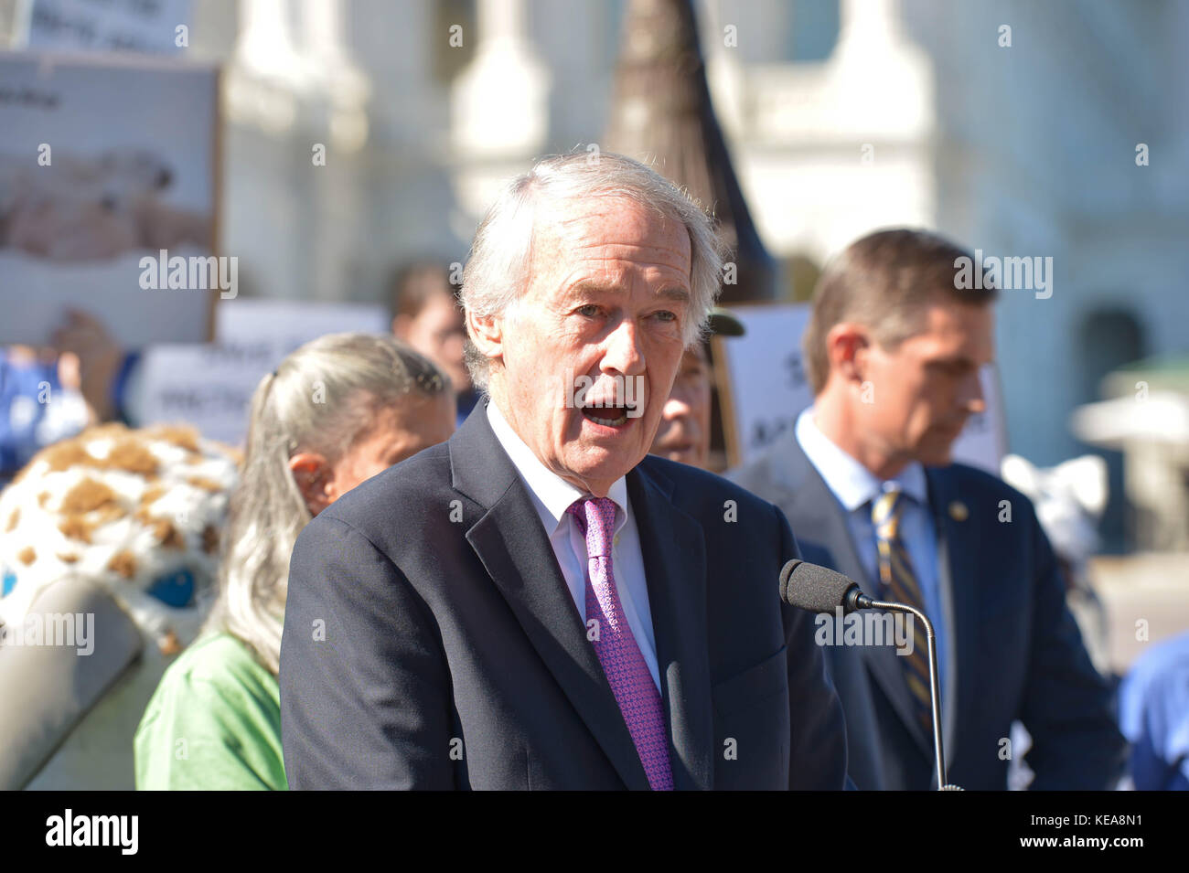 Le sénateur américain Ed Markey du Massachusetts, aux côtés de ses collègues sénateurs démocrates, prend la parole lors d'un rassemblement s'opposant au forage pétrolier et gazier dans le refuge national arctique sur la pelouse est du Capitole le 17 octobre 2017 à Washington, DC. Banque D'Images