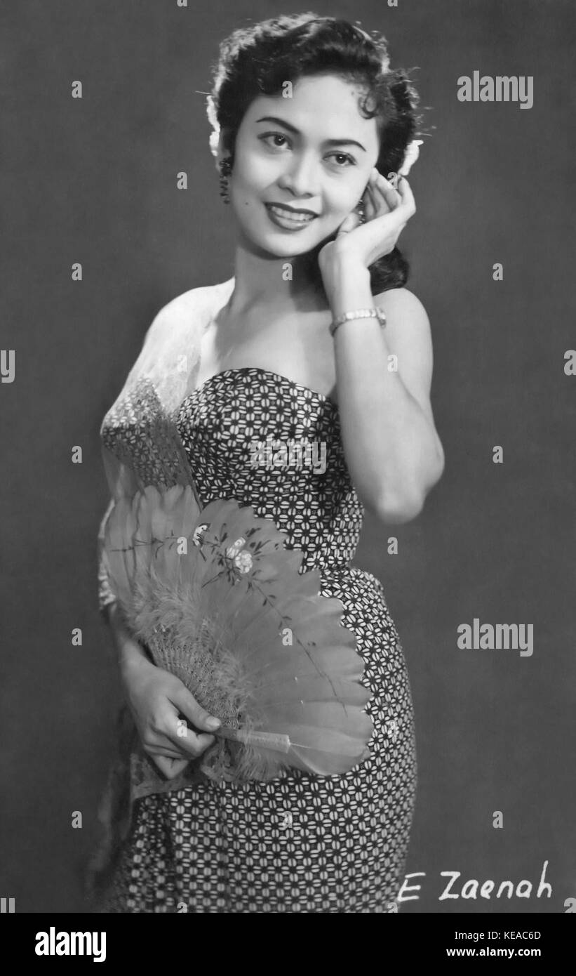 Ce portrait restauré de trois quarts datant d'environ 1960 représente Ermina Zaenah, capturant une représentation détaillée et artistique du sujet, avec un accent sur sa tenue vestimentaire et sa posture. Banque D'Images