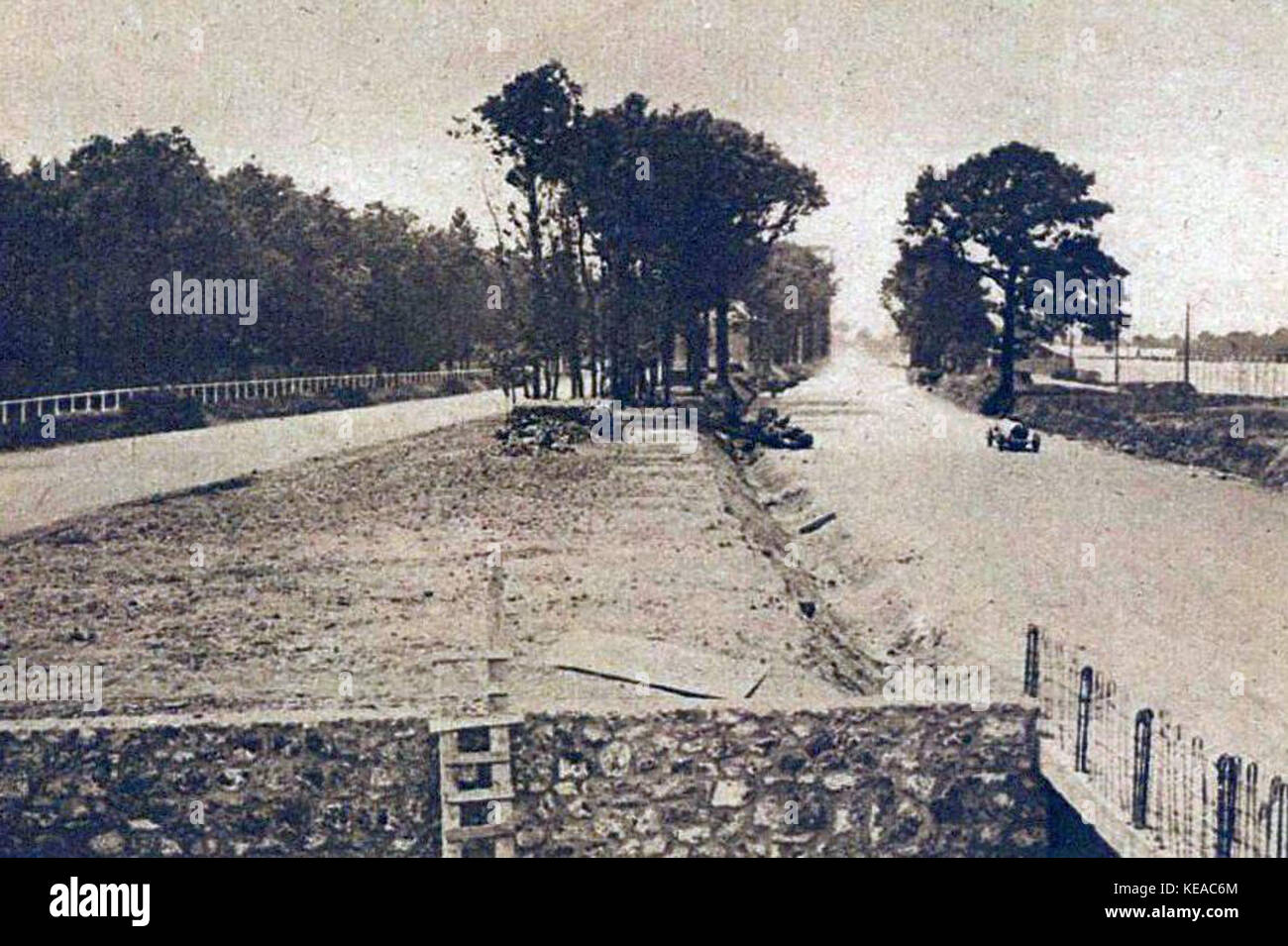 Cette image ou ce document fait référence à Robert Benoist participant au Grand Prix de l'automobile Club de France (A.C.F.) 1925, un événement majeur du sport automobile dans lequel Benoist a participé à des courses au début du XXe siècle. Banque D'Images