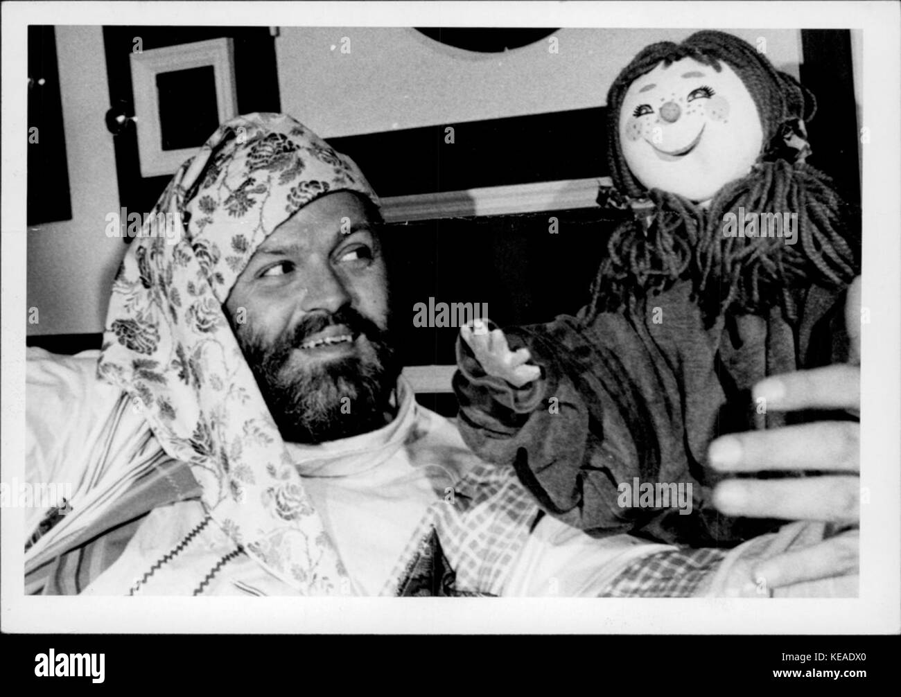 Cette image montre Beppe Wolgers, un artiste suédois populaire, dans une scène de « Beppes Good Night Time », une émission télévisée pour enfants connue pour son contenu éducatif et ses histoires du soir. Banque D'Images