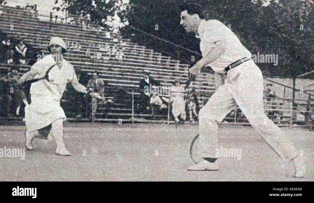 Richard Williams et Hazel Hotchkiss Wightman remportent le titre de double mixte aux Jeux olympiques d'été de 1924. Leur victoire a marqué une réalisation importante dans l'histoire du tennis olympique. Banque D'Images