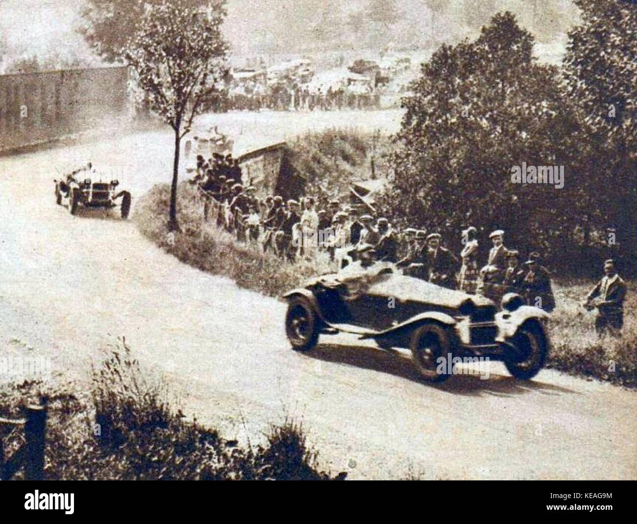Cette image de la course *24 heures de Spa* de 1930 montre Ivanowski derrière Chiron, deux voitures de course renommées du début du XXe siècle. Banque D'Images