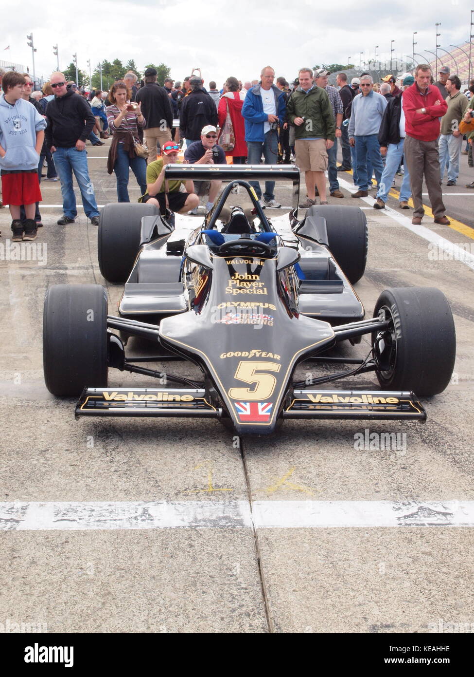 Voitures de course de Formule 1 historiques d'exécution au cours de GP à Watkins Glen, New York. Deux Ferraris, nos 1 et 4 et le nombre 5 Lotus. Banque D'Images