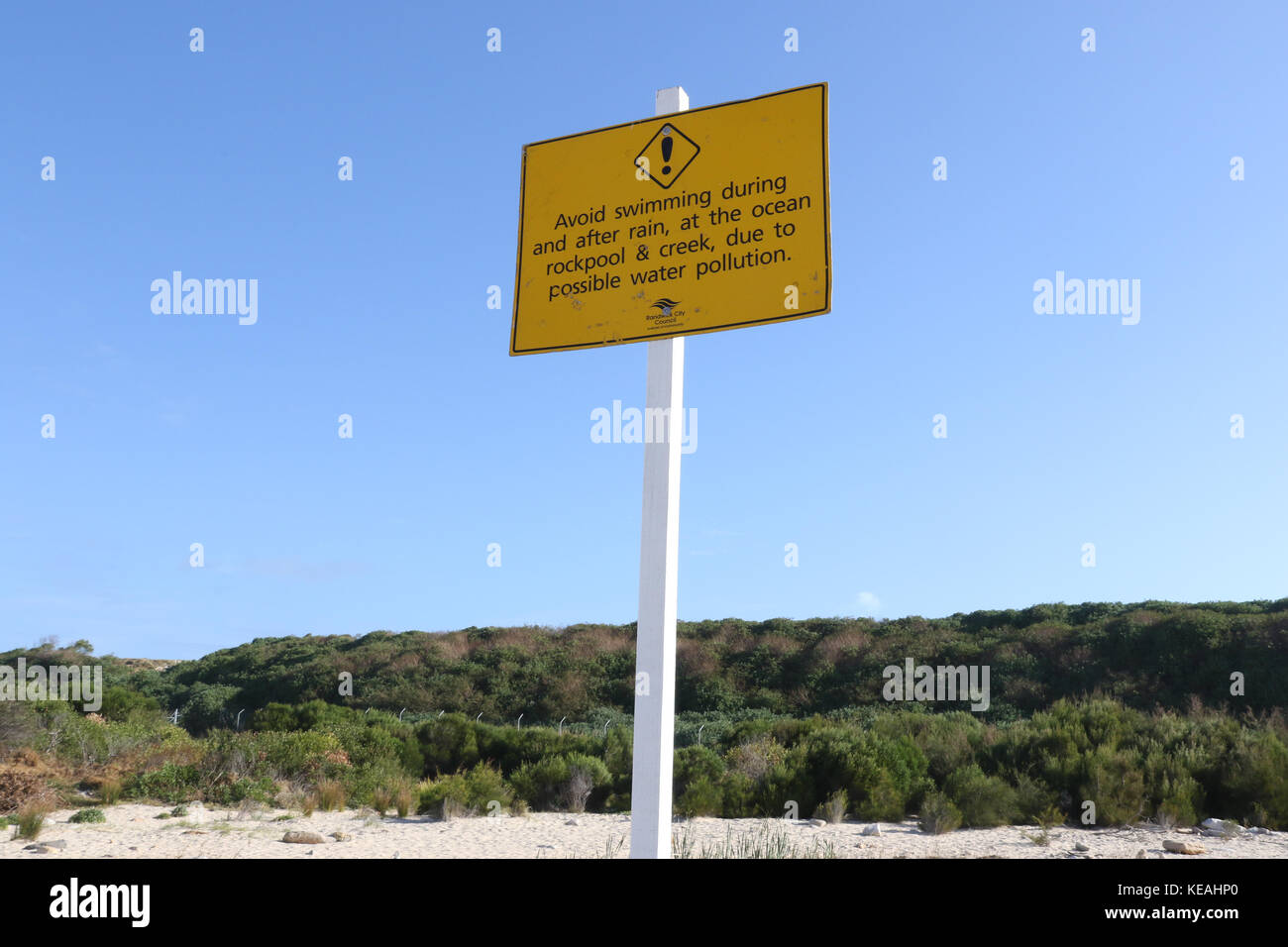 Inscrivez-vous avise la population de ne pas nager après la pluie en raison de la pollution à l'extrémité sud de Maroubra Beach à Sydney, Australie Banque D'Images