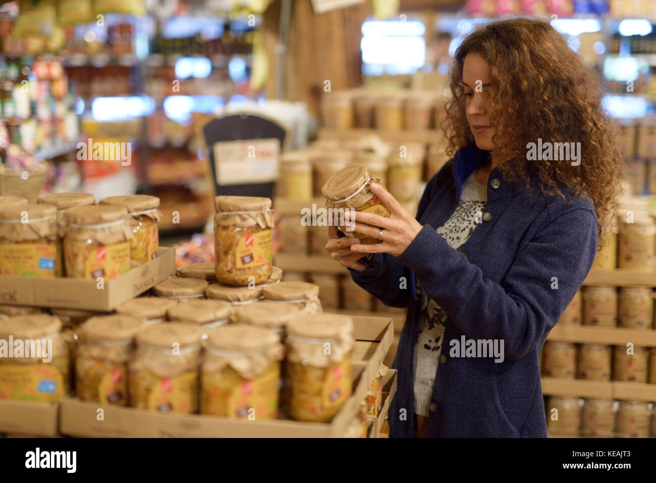 Licence disponible à MaximImages.com - Femme dans une épicerie de supermarché regardant des produits alimentaires en conserve Canada Banque D'Images