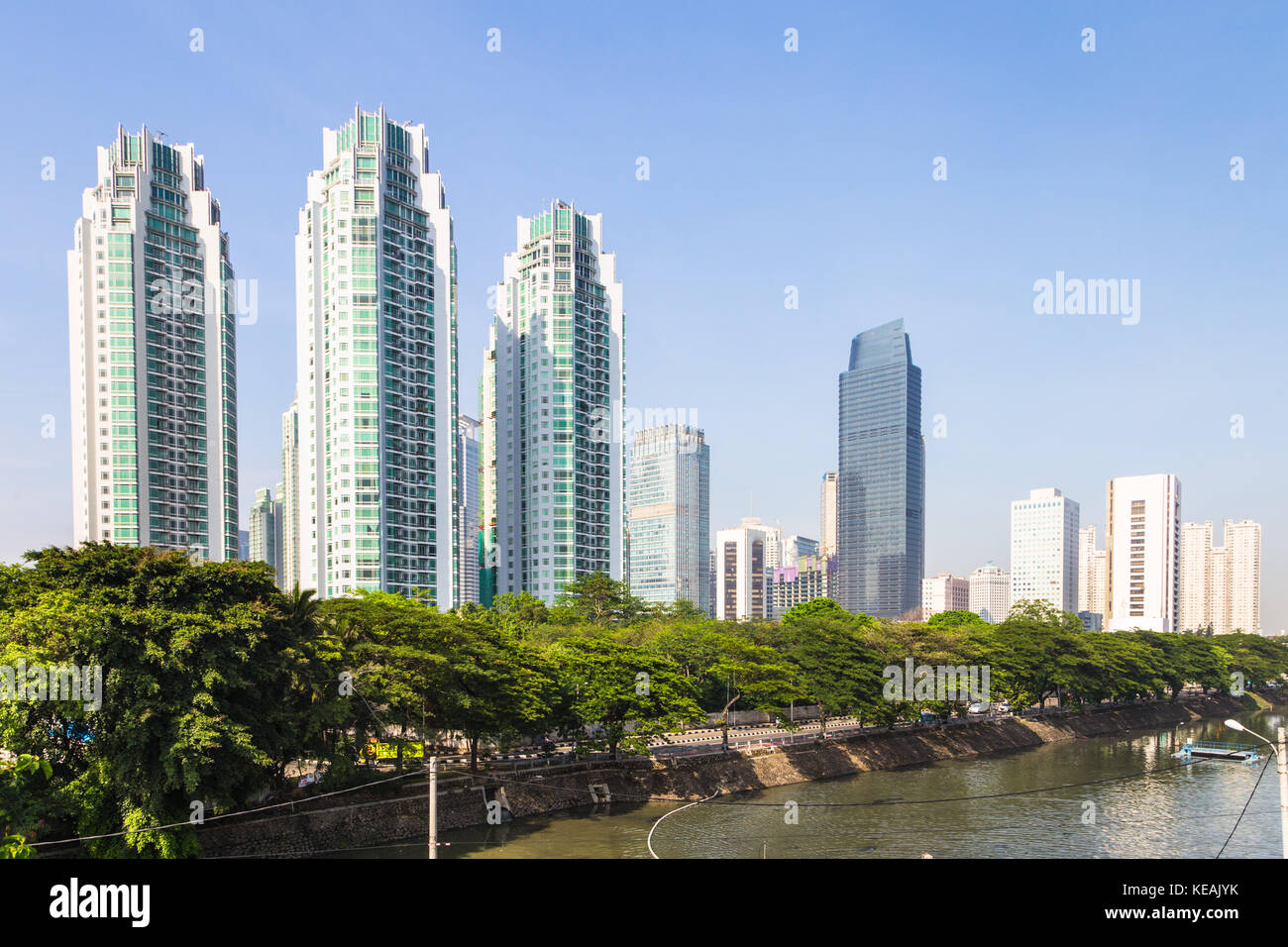 Les immeubles de bureaux et d'habitation de hauteur le long de la rivière Ciliwung dans le centre-ville de Jakarta, capitale de l'Indonésie Banque D'Images