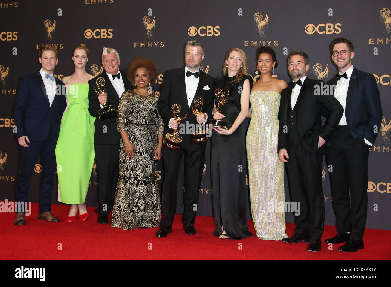 The 69th Emmy Awards - salle de presse au Microsoft Theater à Los Angeles, Californie avec : Charlie Brooker et casting et équipe de 'Black Mirror', Gavin Stenhouse, Mackenzie Davis, Denise Burse et Gugu Mbatha-Raw où : Los Angeles, Californie, États-Unis quand : 18 septembre 2017 crédit : FayesVision/WENN.com Banque D'Images