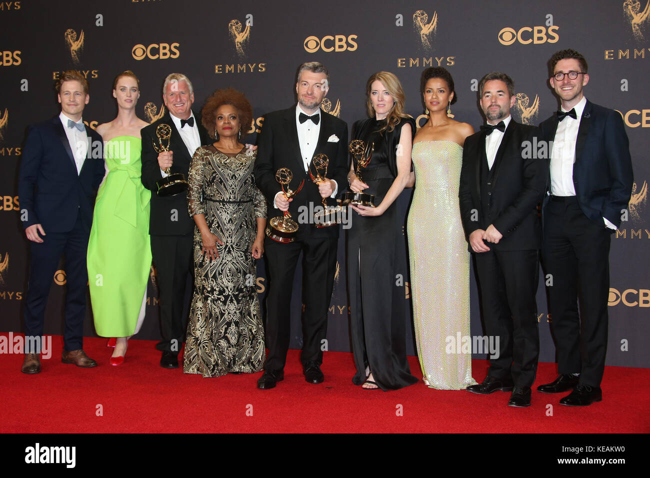 The 69th Emmy Awards - salle de presse au Microsoft Theater à Los Angeles, Californie avec : Charlie Brooker et casting et équipe de 'Black Mirror', Gavin Stenhouse, Mackenzie Davis, Denise Burse et Gugu Mbatha-Raw où : Los Angeles, Californie, États-Unis quand : 18 septembre 2017 crédit : FayesVision/WENN.com Banque D'Images
