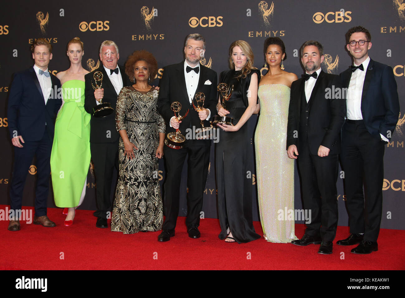 The 69th Emmy Awards - salle de presse au Microsoft Theater à Los Angeles, Californie avec : Charlie Brooker et casting et équipe de 'Black Mirror', Gavin Stenhouse, Mackenzie Davis, Denise Burse et Gugu Mbatha-Raw où : Los Angeles, Californie, États-Unis quand : 18 septembre 2017 crédit : FayesVision/WENN.com Banque D'Images
