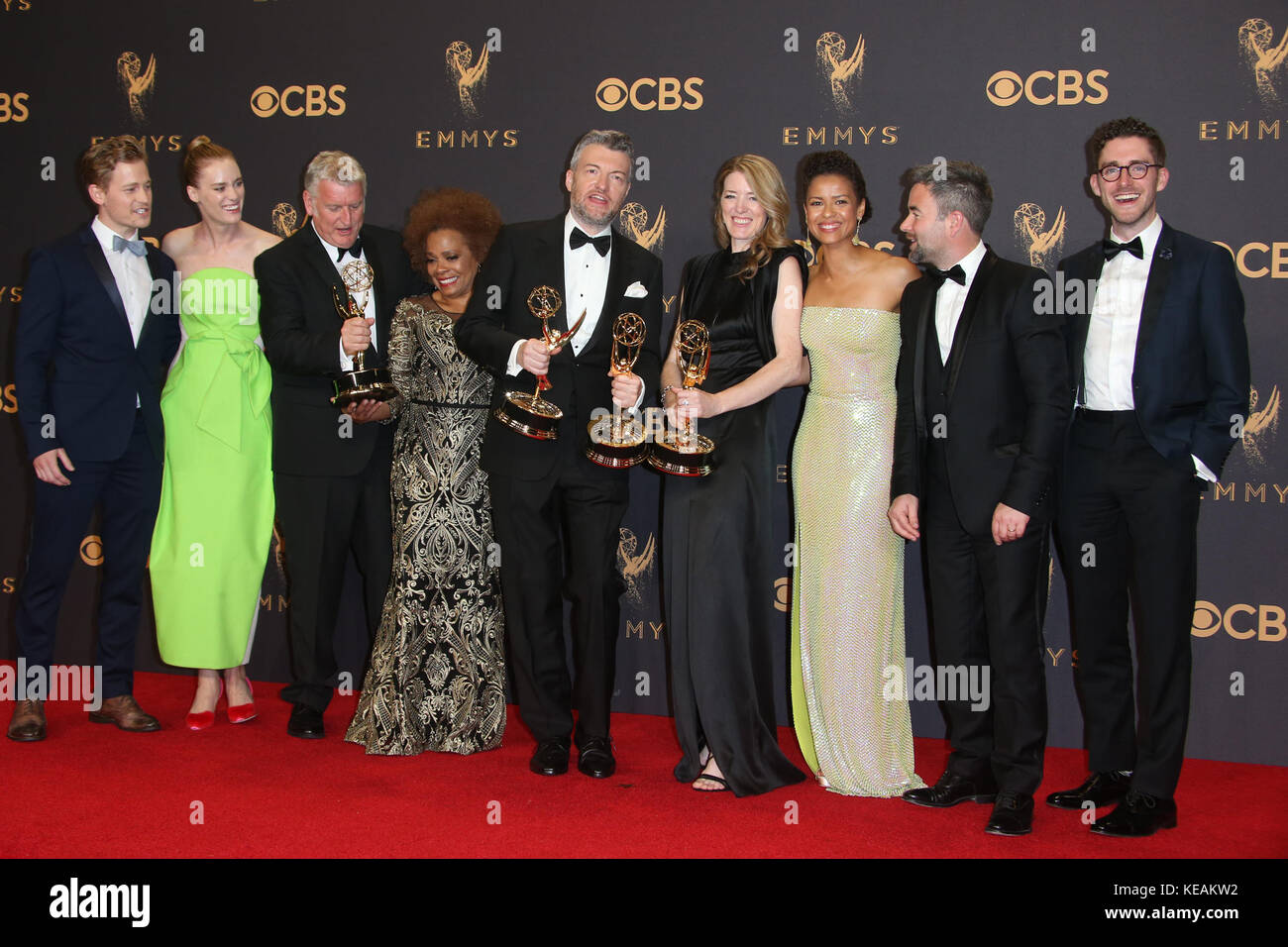 The 69th Emmy Awards - salle de presse au Microsoft Theater à Los Angeles, Californie avec : Charlie Brooker et casting et équipe de 'Black Mirror', Gavin Stenhouse, Mackenzie Davis, Denise Burse et Gugu Mbatha-Raw où : Los Angeles, Californie, États-Unis quand : 18 septembre 2017 crédit : FayesVision/WENN.com Banque D'Images