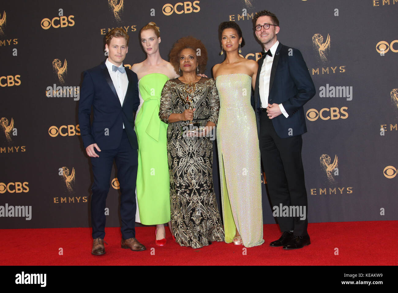 The 69th Emmy Awards - salle de presse au Microsoft Theater à Los Angeles, Californie avec : Gavin Stenhouse, Mackenzie Davis, Denise Burse et Gugu Mbatha-Raw où : Los Angeles, Californie, États-Unis quand : 18 septembre 2017 crédit : FayesVision/WENN.com Banque D'Images