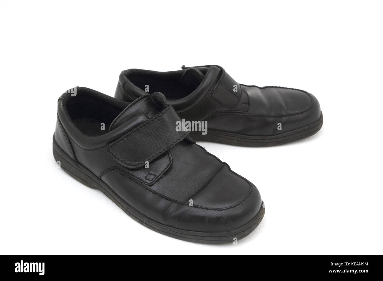 Chaussures pour hommes en cuir noir avec fermeture Velcro Banque D'Images