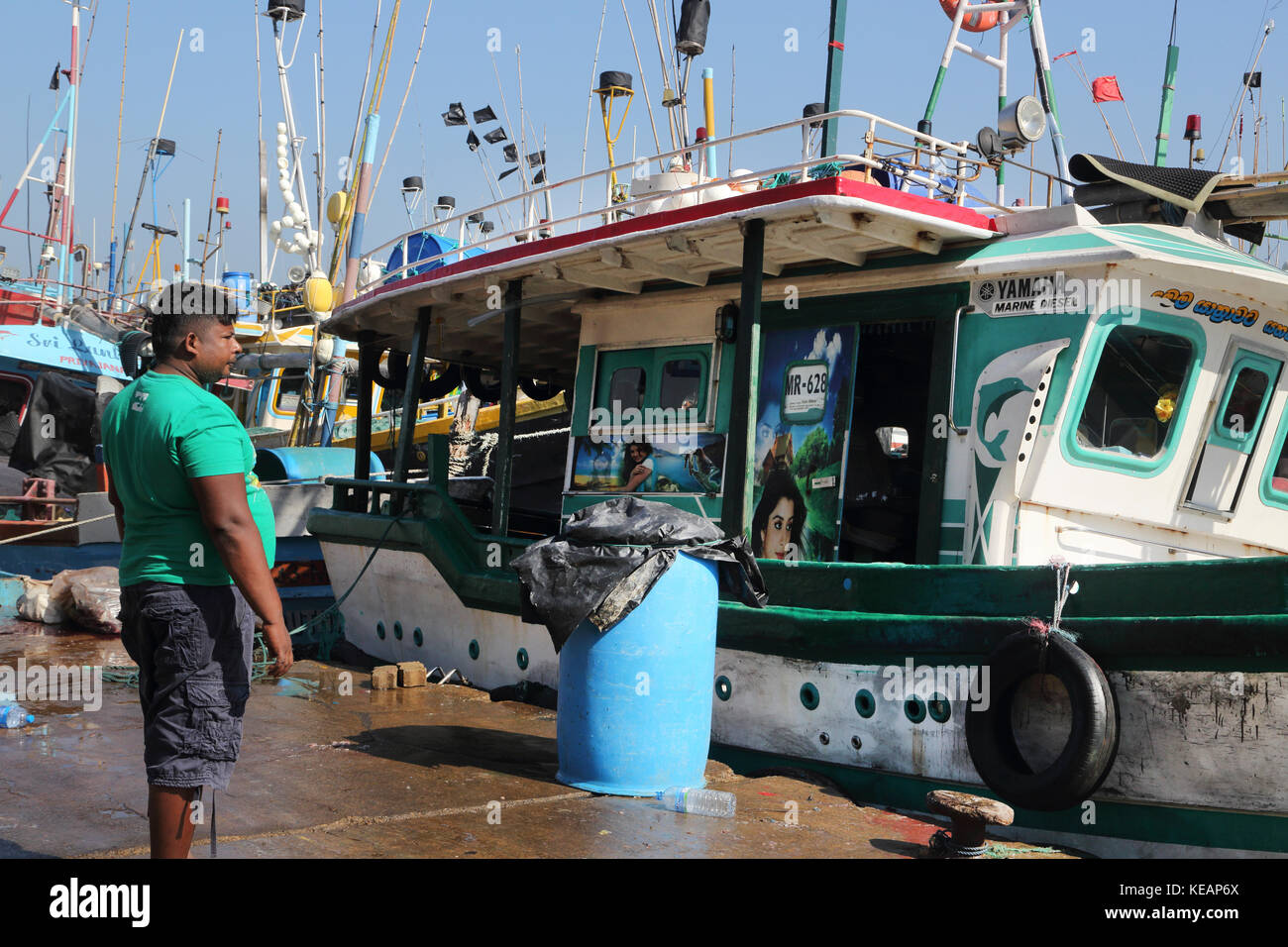 Le port de pêche de Mirissa Département de l'homme Sri Lanka par bateau de pêche Banque D'Images