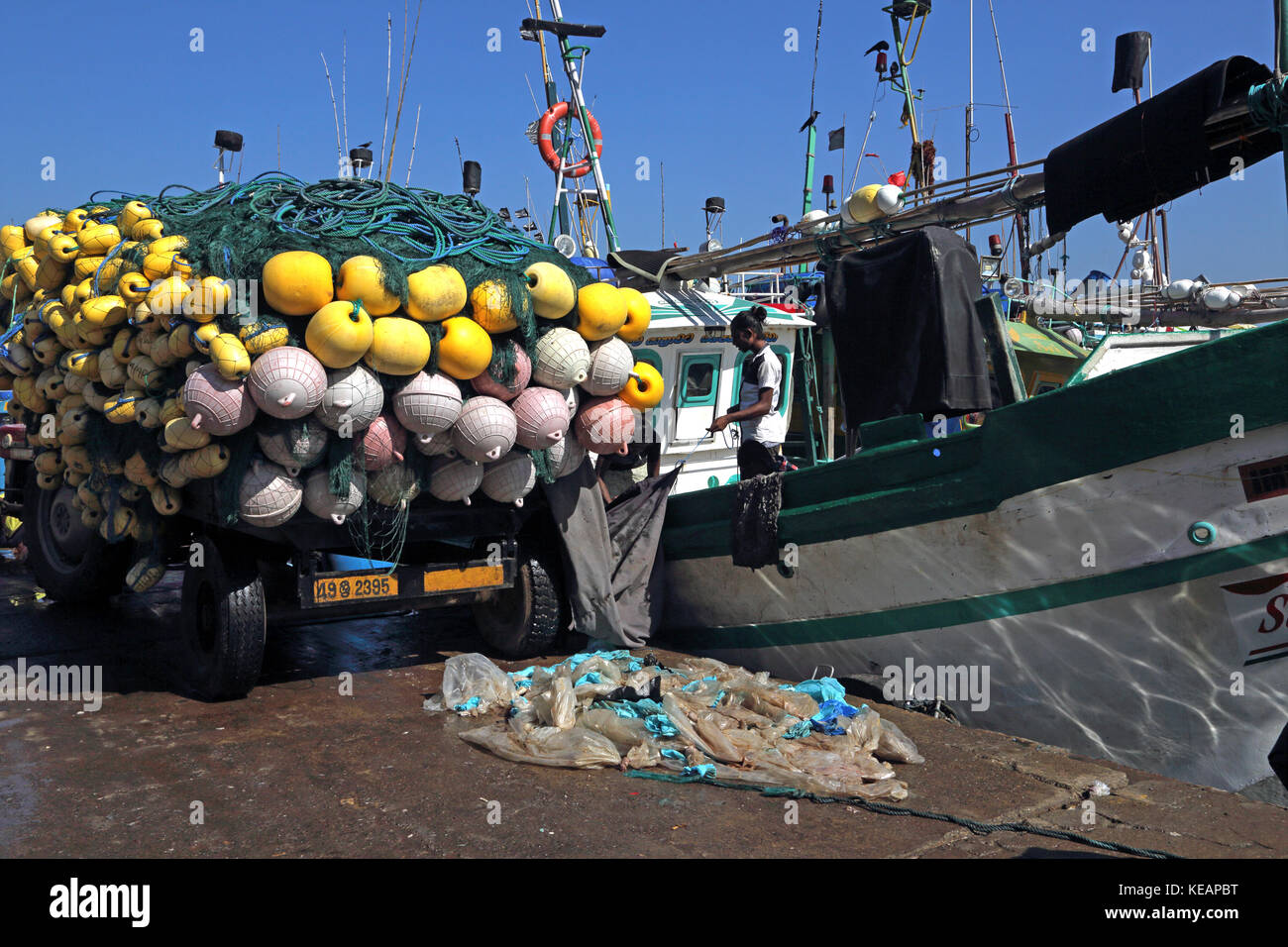 Province de Sri Lanka Mirissa Port de pêche les filets de pêche de hommes à partir de la remorque d'un tracteur Banque D'Images