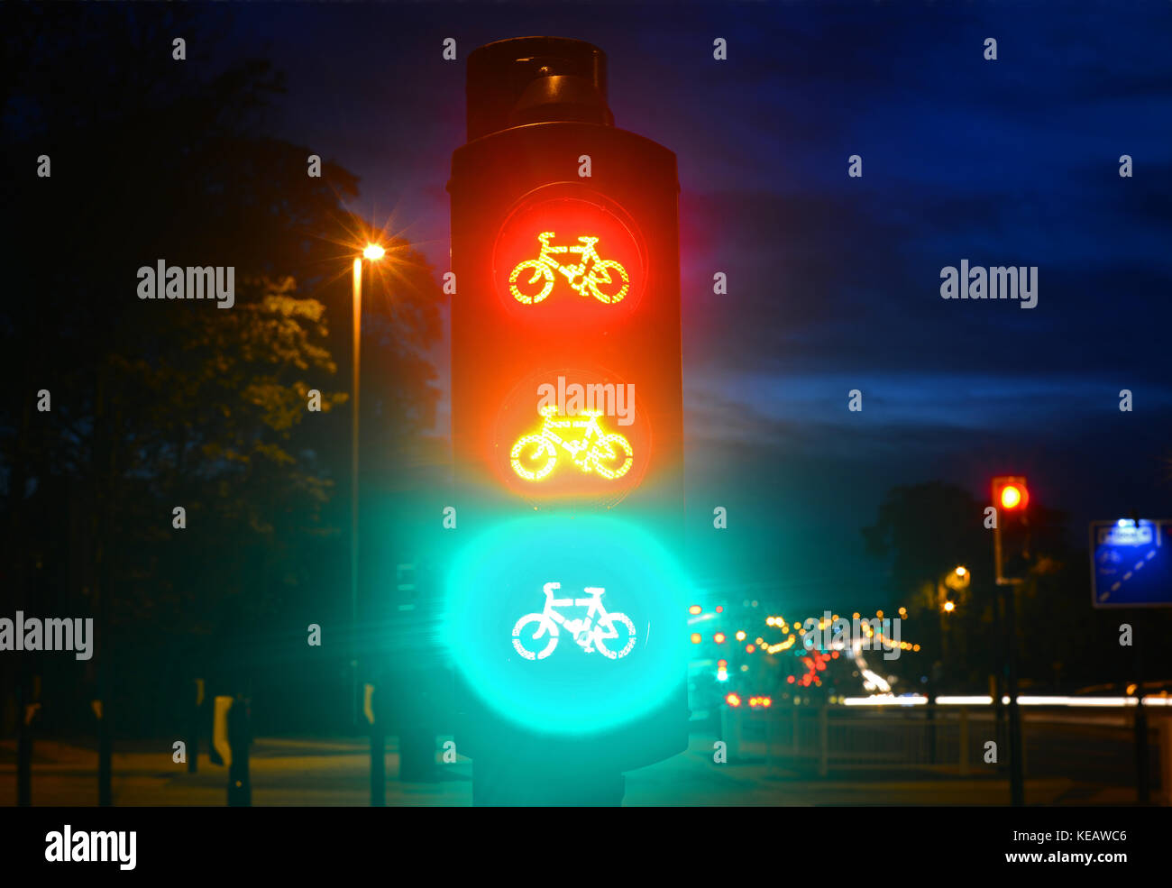 Les feux de circulation pour les cyclistes sur route nouvelle super cycle de Leeds au crépuscule, Royaume-Uni Banque D'Images