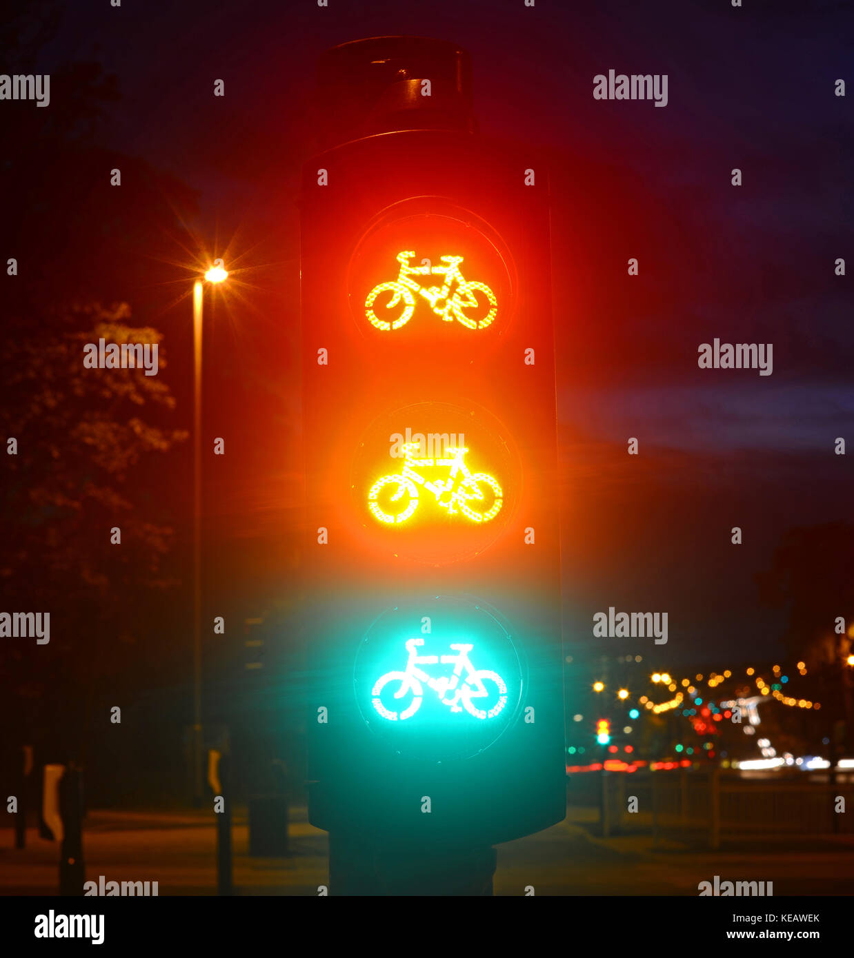 Les feux de circulation pour les cyclistes sur route nouvelle super cycle de Leeds au crépuscule, Royaume-Uni Banque D'Images