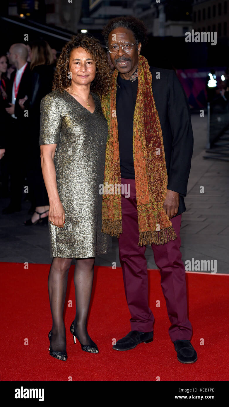 Photo Doit Être Crédité ©Alpha Press 079965 15/10/2017 Clarke Peters et Épouse Penny BFI clôture Gala Trois Panneaux D'Affichage À L'Extérieur de Ebbing Missouri Premiere pendant le 61ème BFI LFF London Film Festival 2017 à Londres Banque D'Images