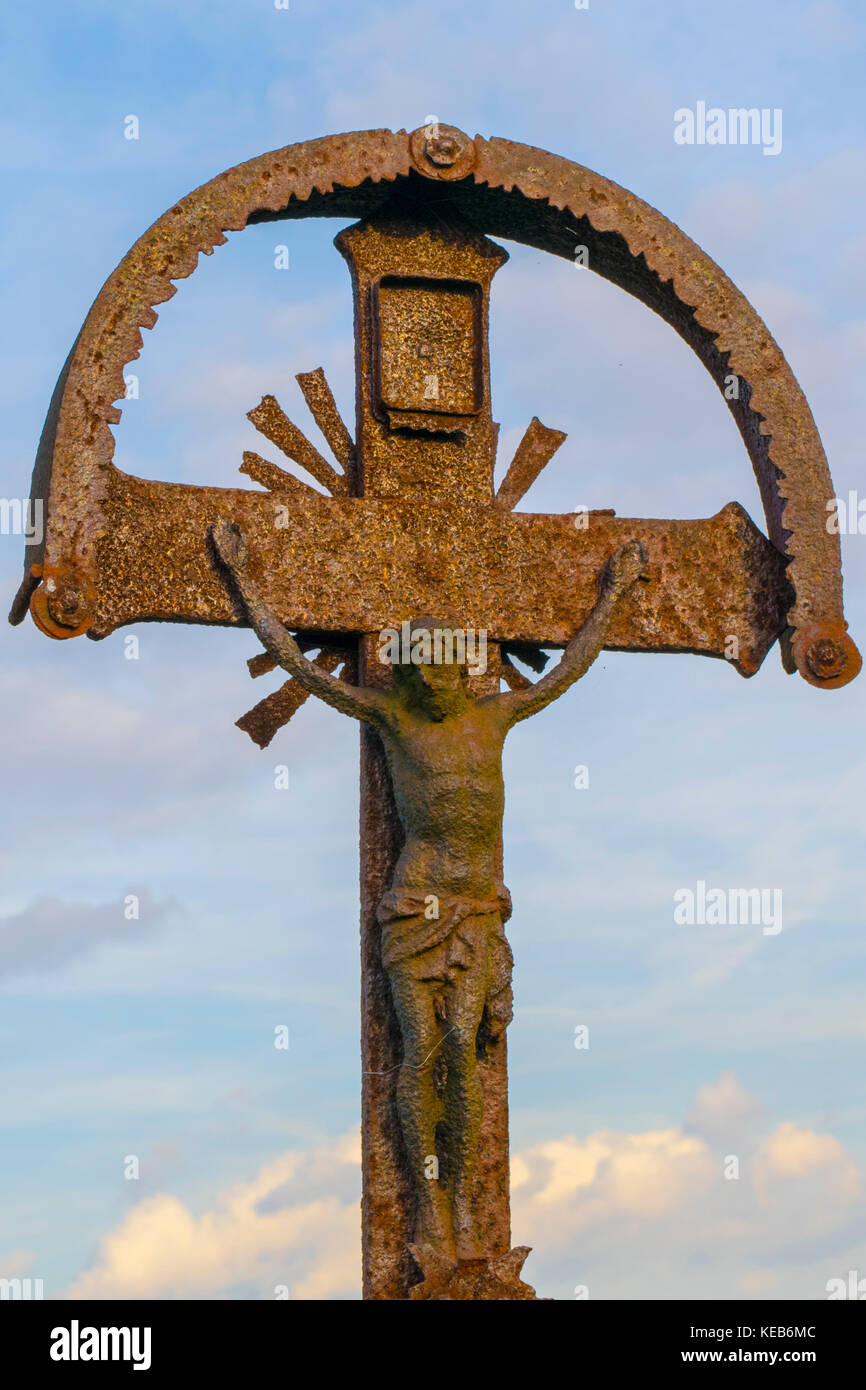 Ancienne statue de Jésus Christ, Christian thème religieux. rusty statue en bronze statue de Jésus, ciel bleu, symbole du christianisme. Banque D'Images